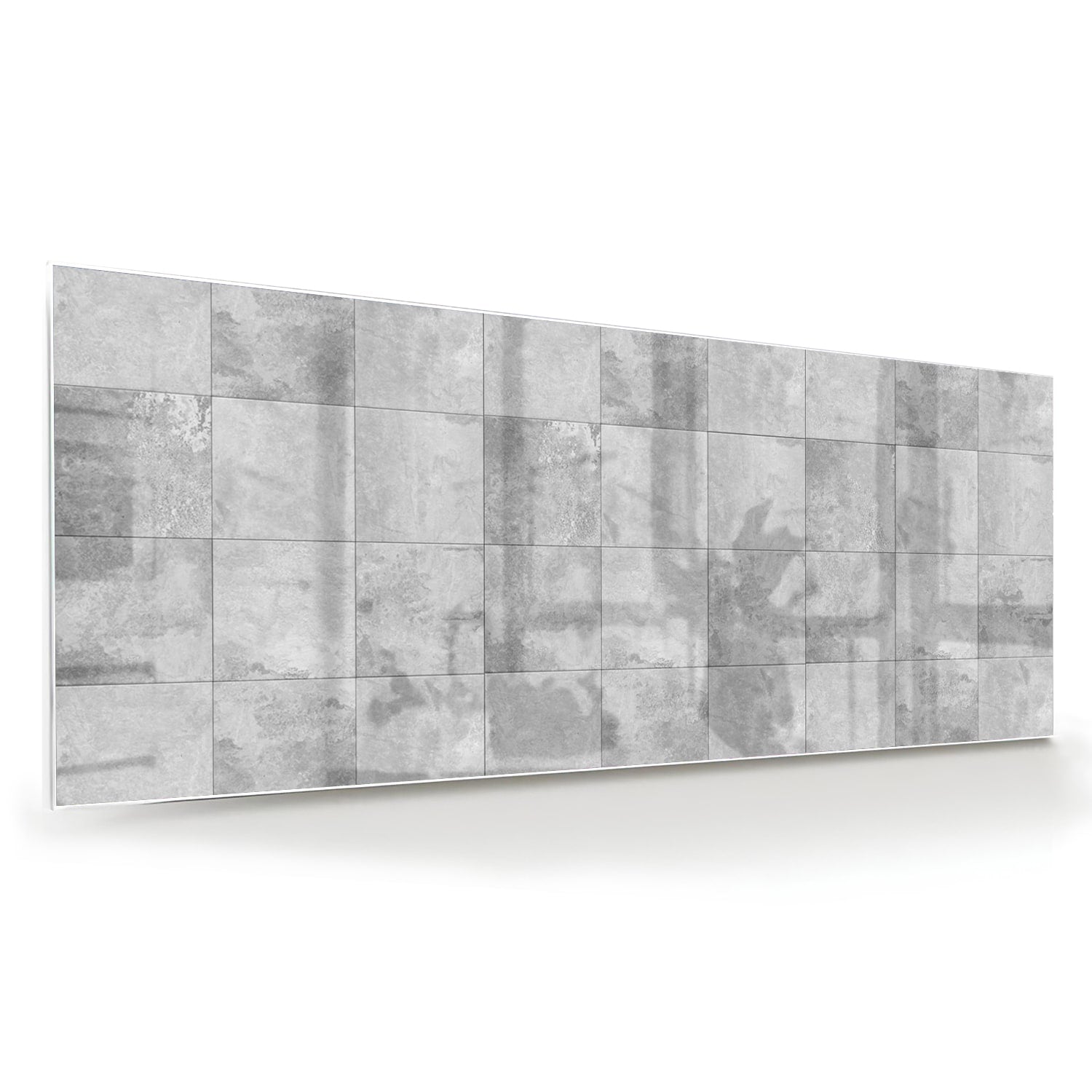 Abstract glazen schilderij in grijstinten aan de muur boven een houten dressoir.