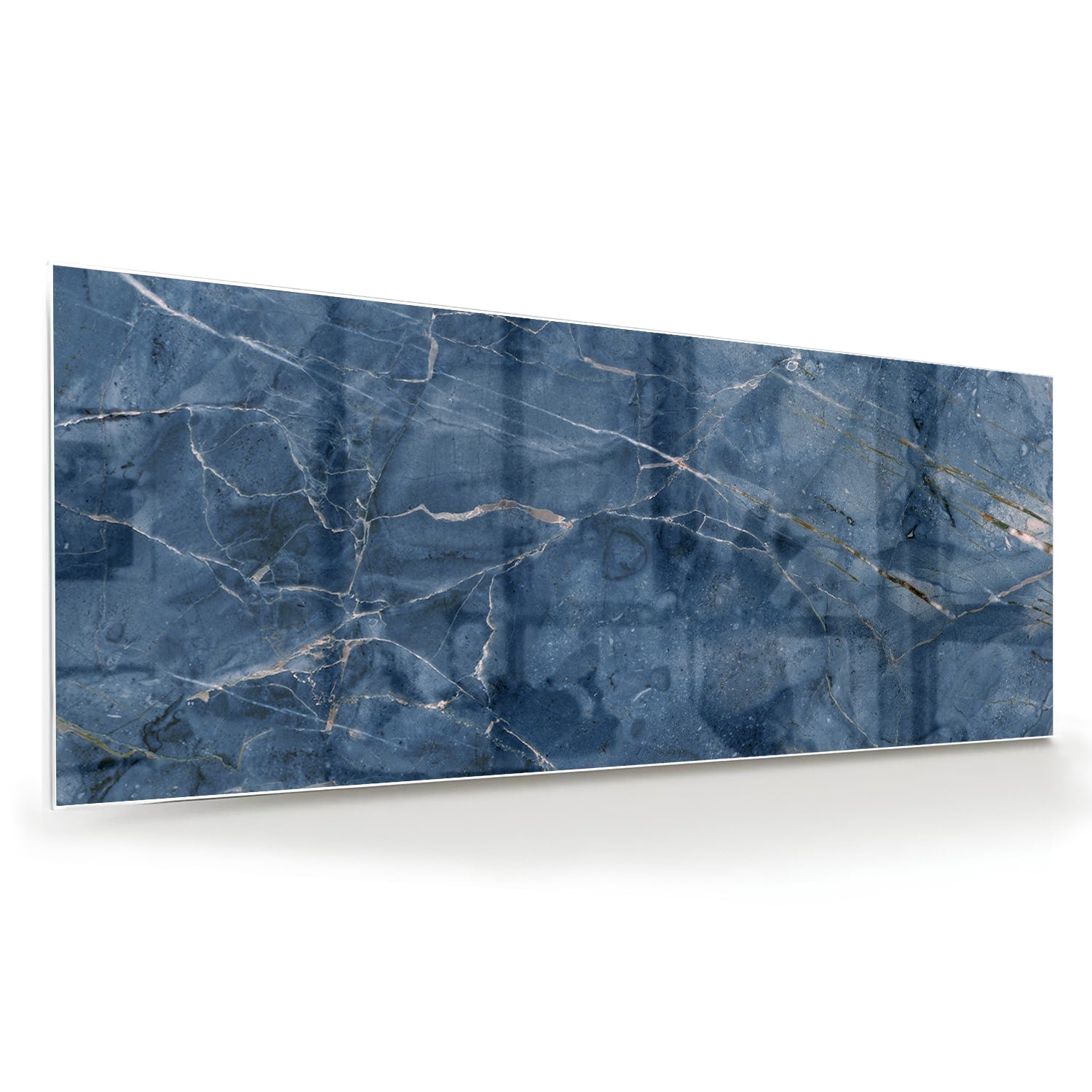 Diepblauw glazen schilderij met marmerstructuur aan de muur