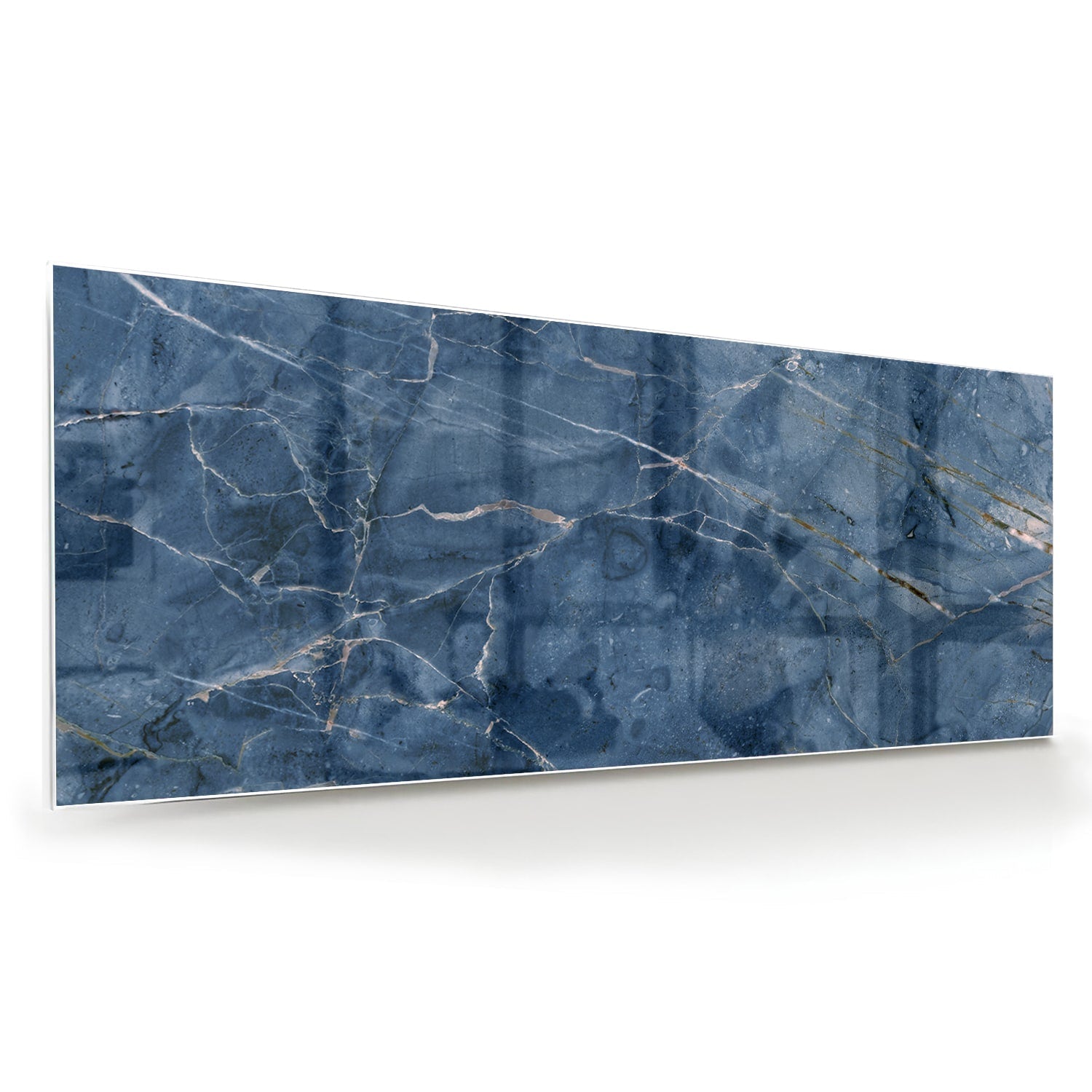 Diepblauw glazen schilderij met marmerstructuur aan de muur