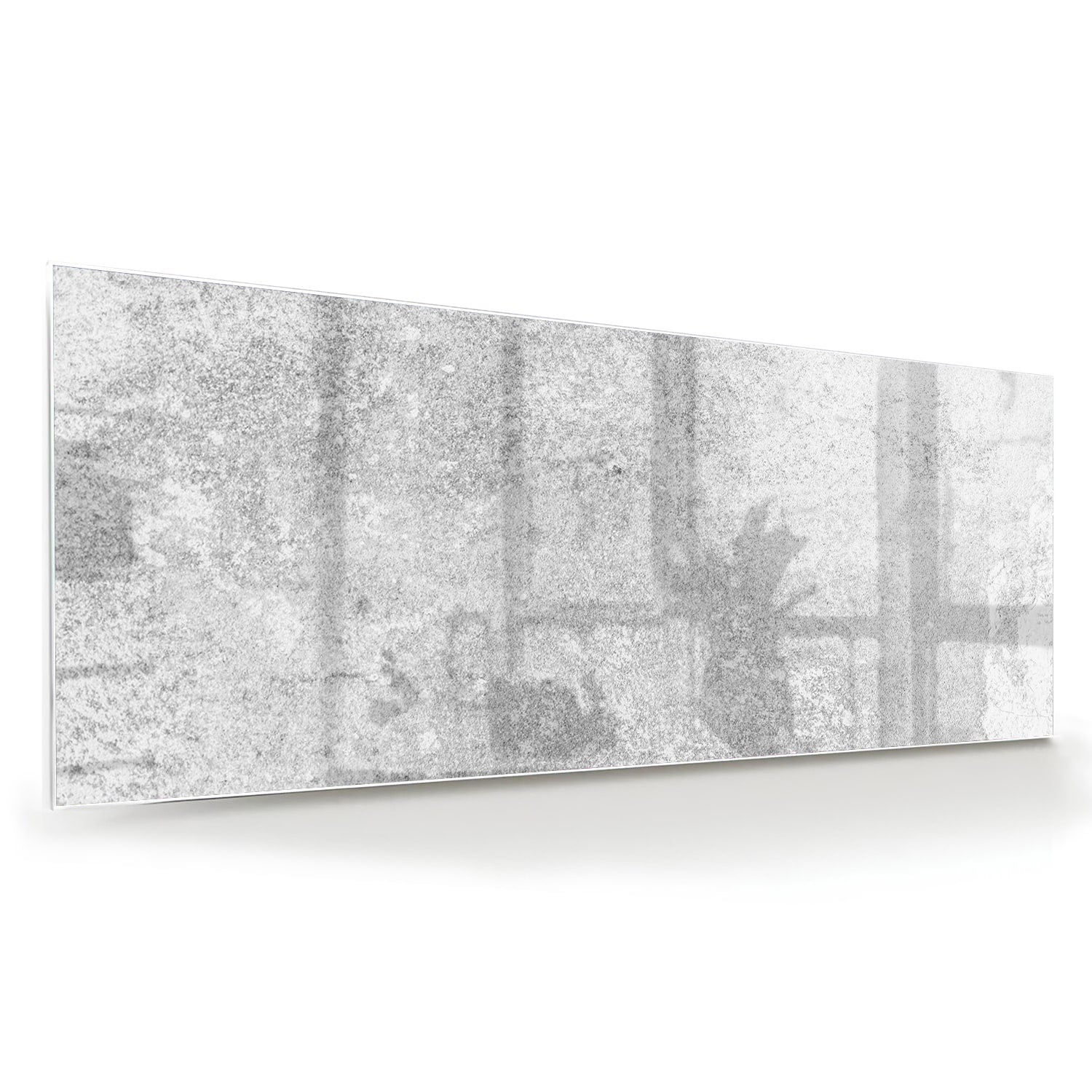Abstract glazen schilderij met een subtiele textuur aan de muur in een moderne woonkamer.