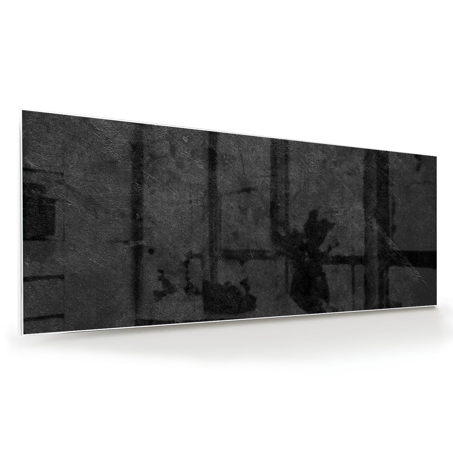 Abstract glazen schilderij in zwart en grijs aan de muur boven een houten kast.