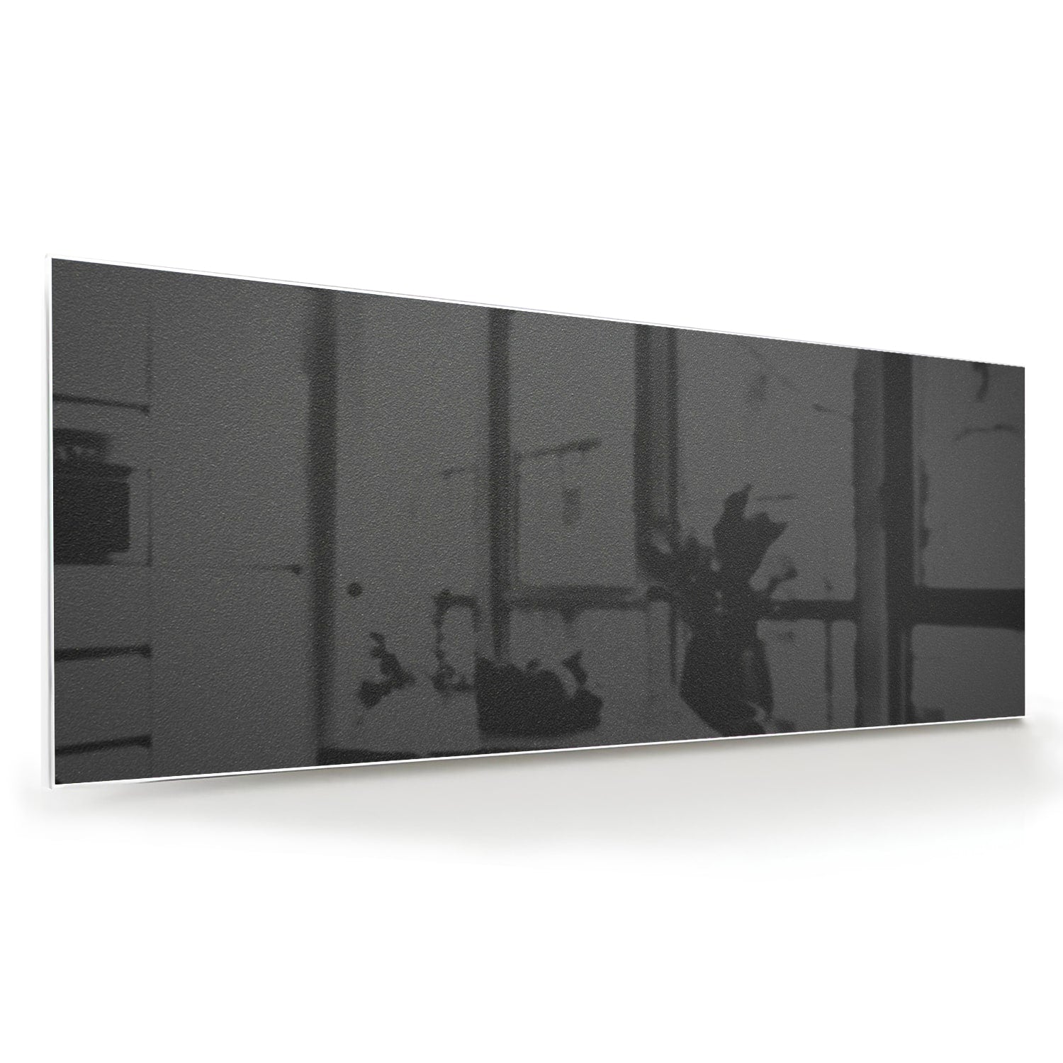 Zwart-wit glazen schilderij aan de muur boven een houten kast