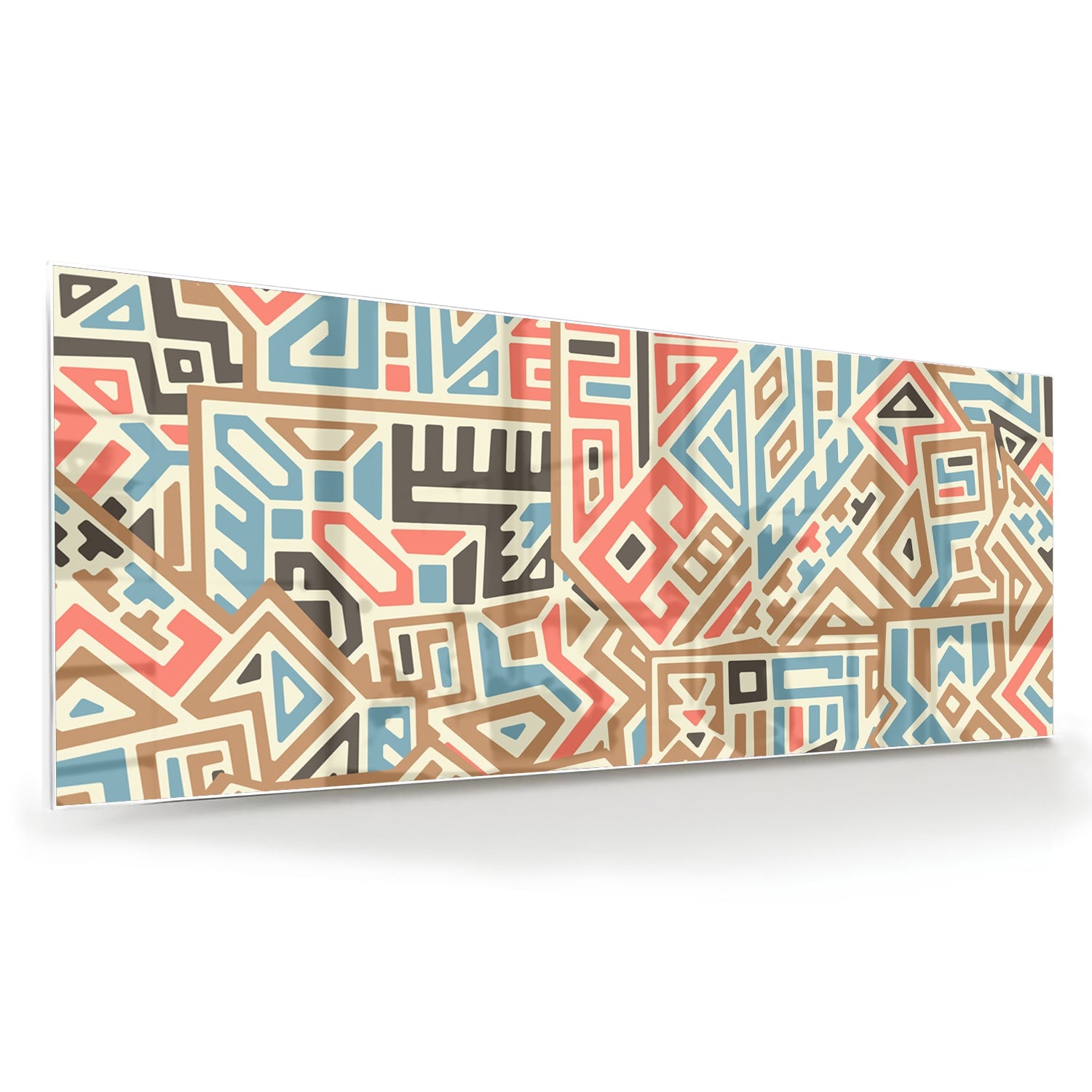 Abstract glazen schilderij met kleurrijke geometrische patronen aan de muur.