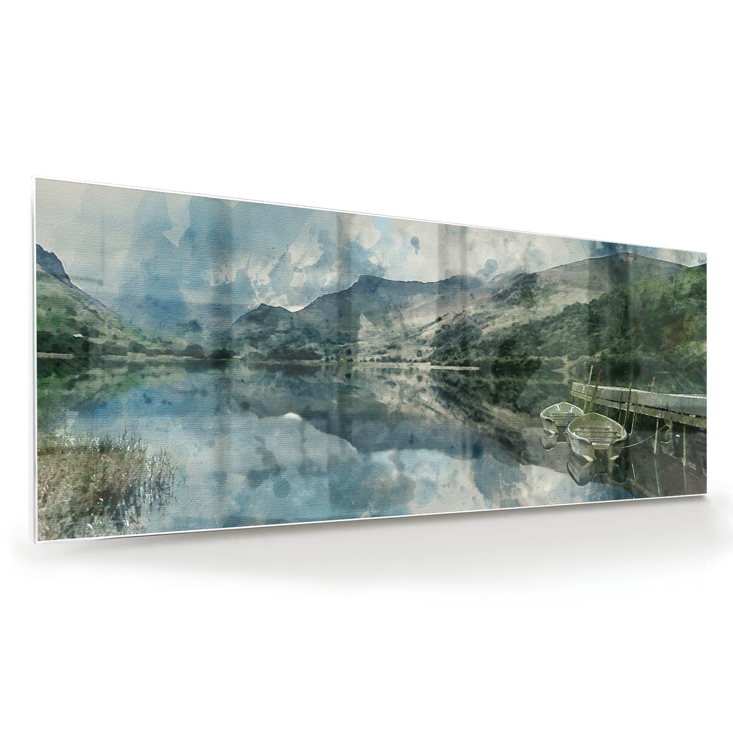 Glazen schilderij van een serene landschap met blauw meer en bergen