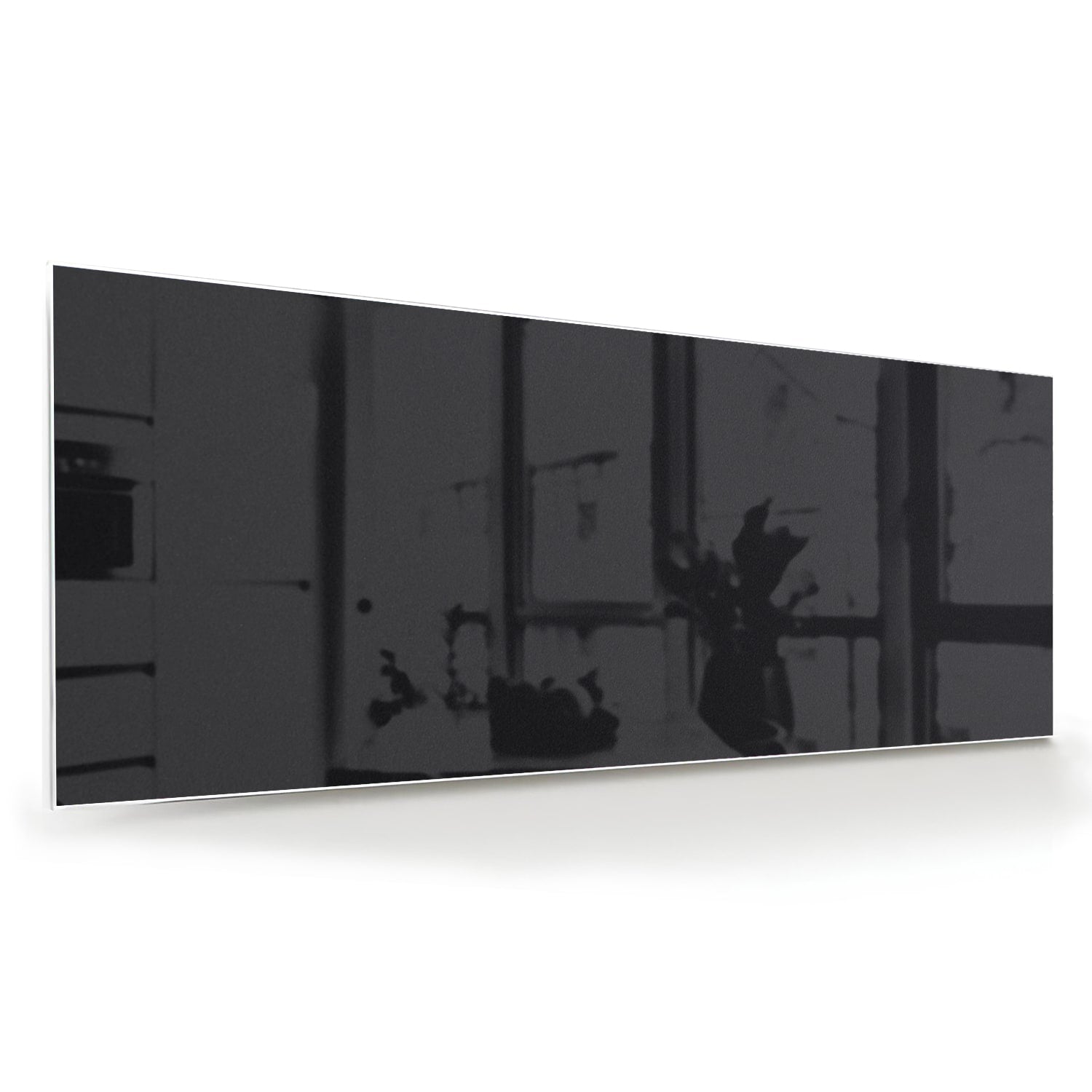Modern zwart glazen schilderij hangt boven een houten meubel met planten