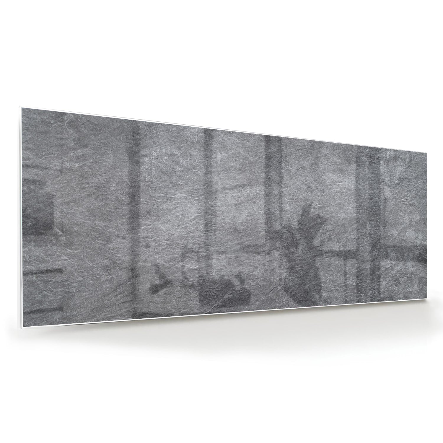 Modern glazen schilderij in grijs hangt aan de muur in een rustig interieur.