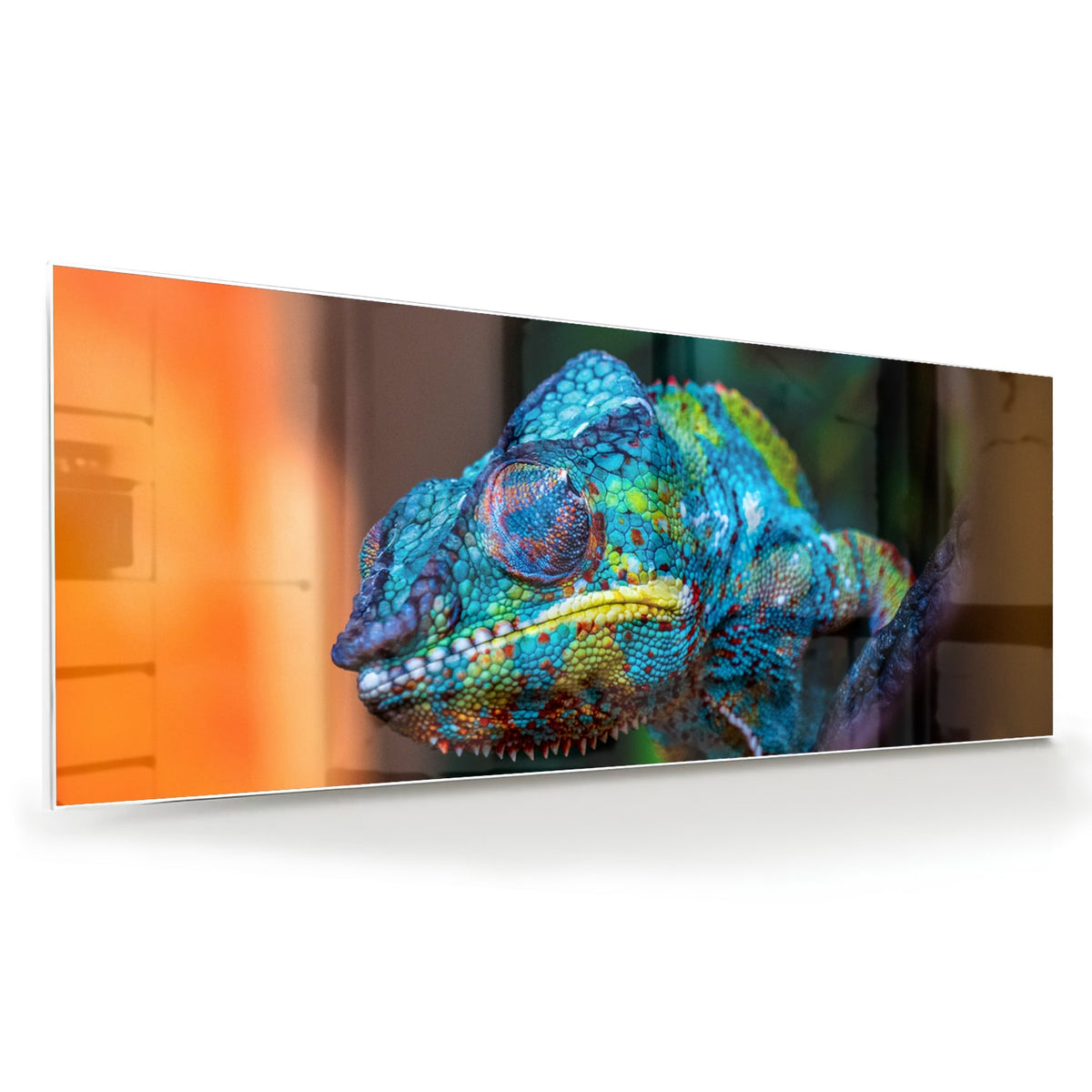 Glazen schilderij van een kleurrijk chameleon hangt aan de muur