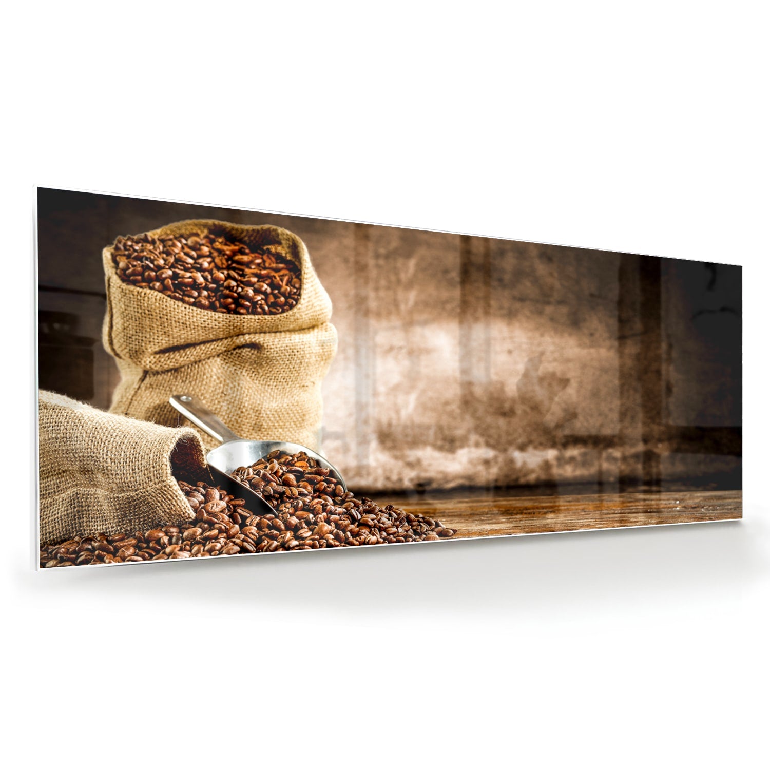 Glazen schilderij met koffiezakken en koffiebonen op een muur.
