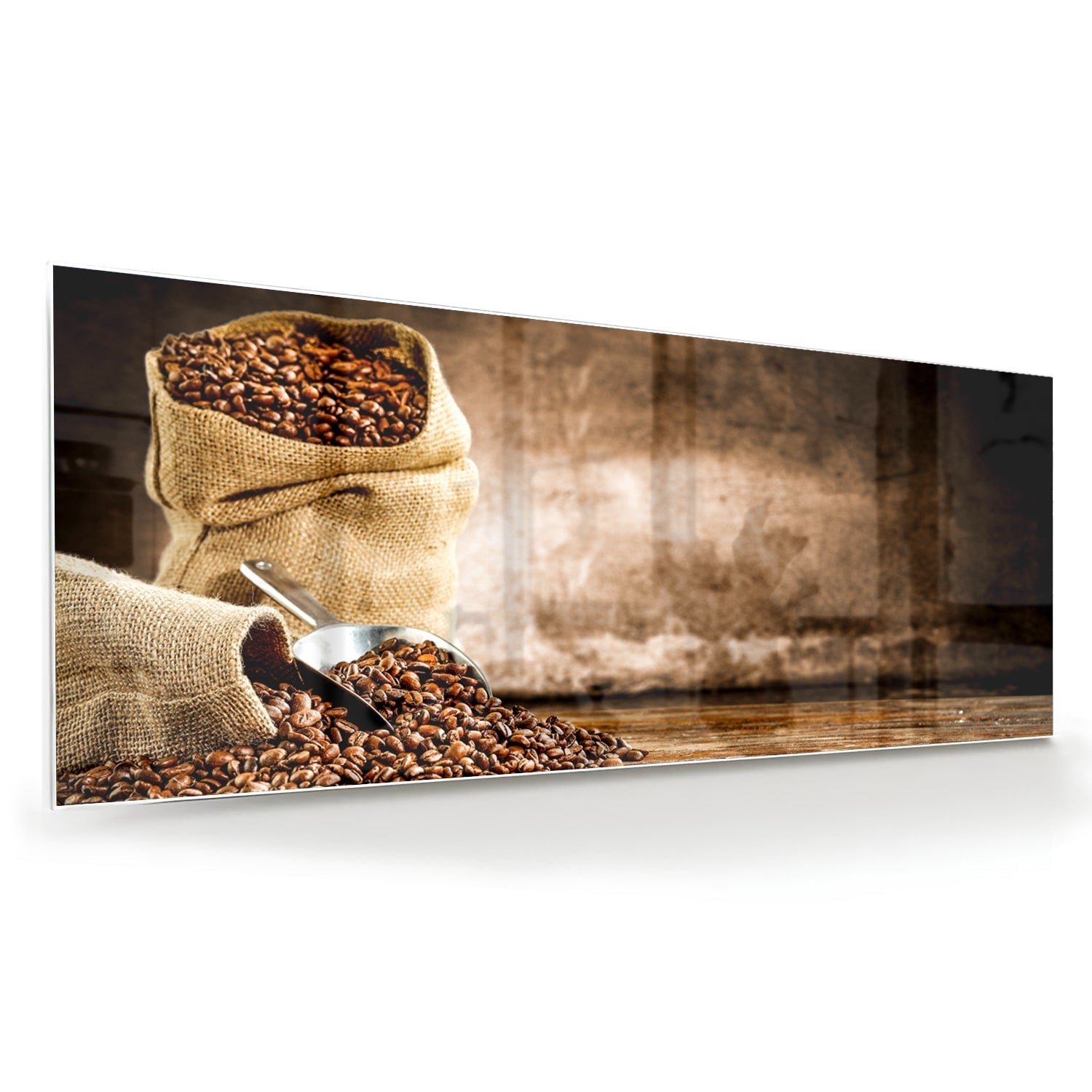 Glazen schilderij met koffiezakken en koffiebonen op een muur.