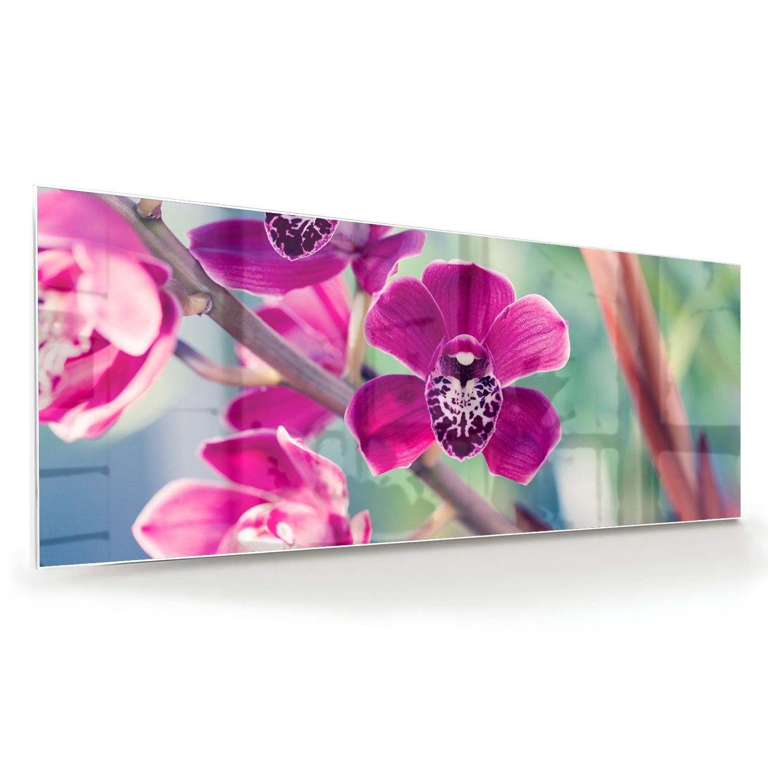 Glazen schilderij van paarse orchideen aan de muur in sfeervolle woonkamer.