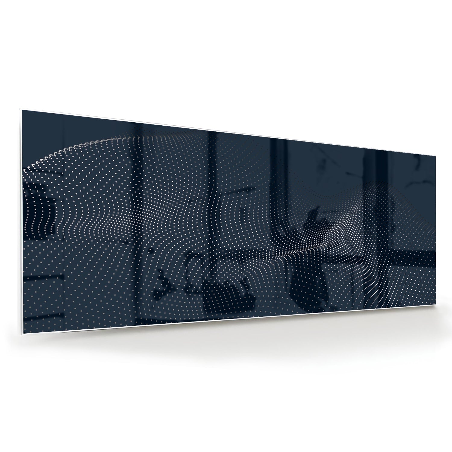 Diepblauw glazen schilderij aan de muur boven een houten kast in een woonkamer