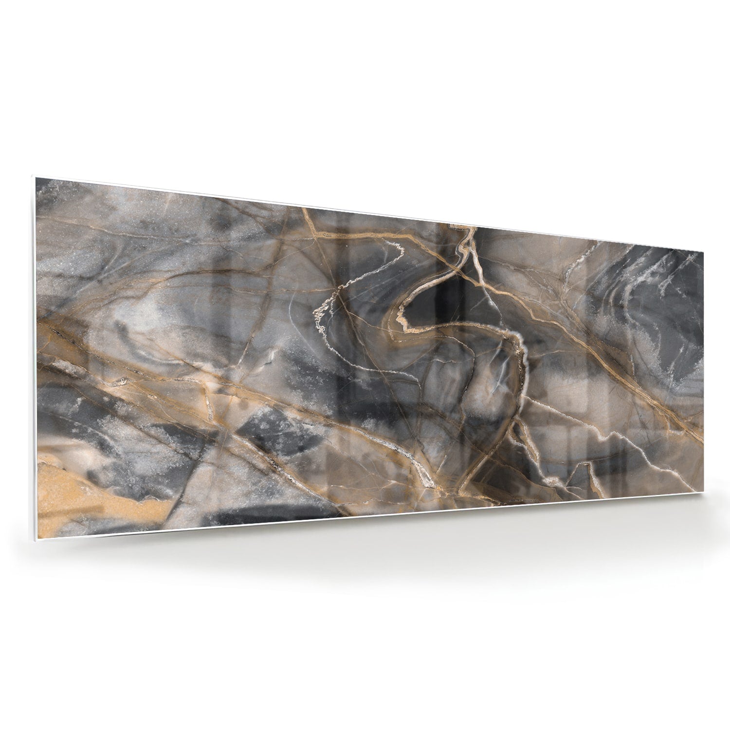 Abstract glazen schilderij met zwarte en gouden lijnen aan de muur.