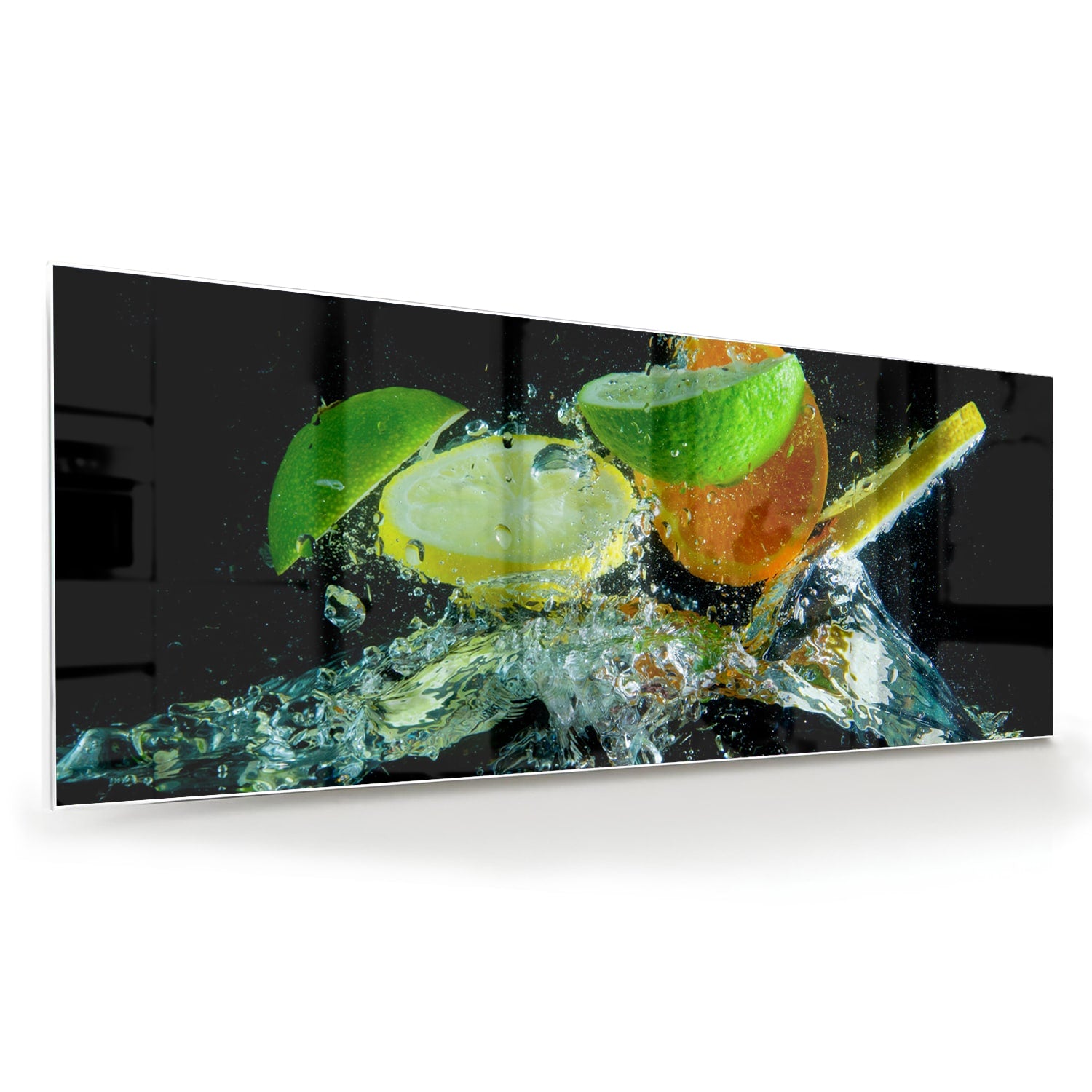 Glas schilderij met kleurrijke citrusvruchten en waterdruppels op een zwarte achtergrond.