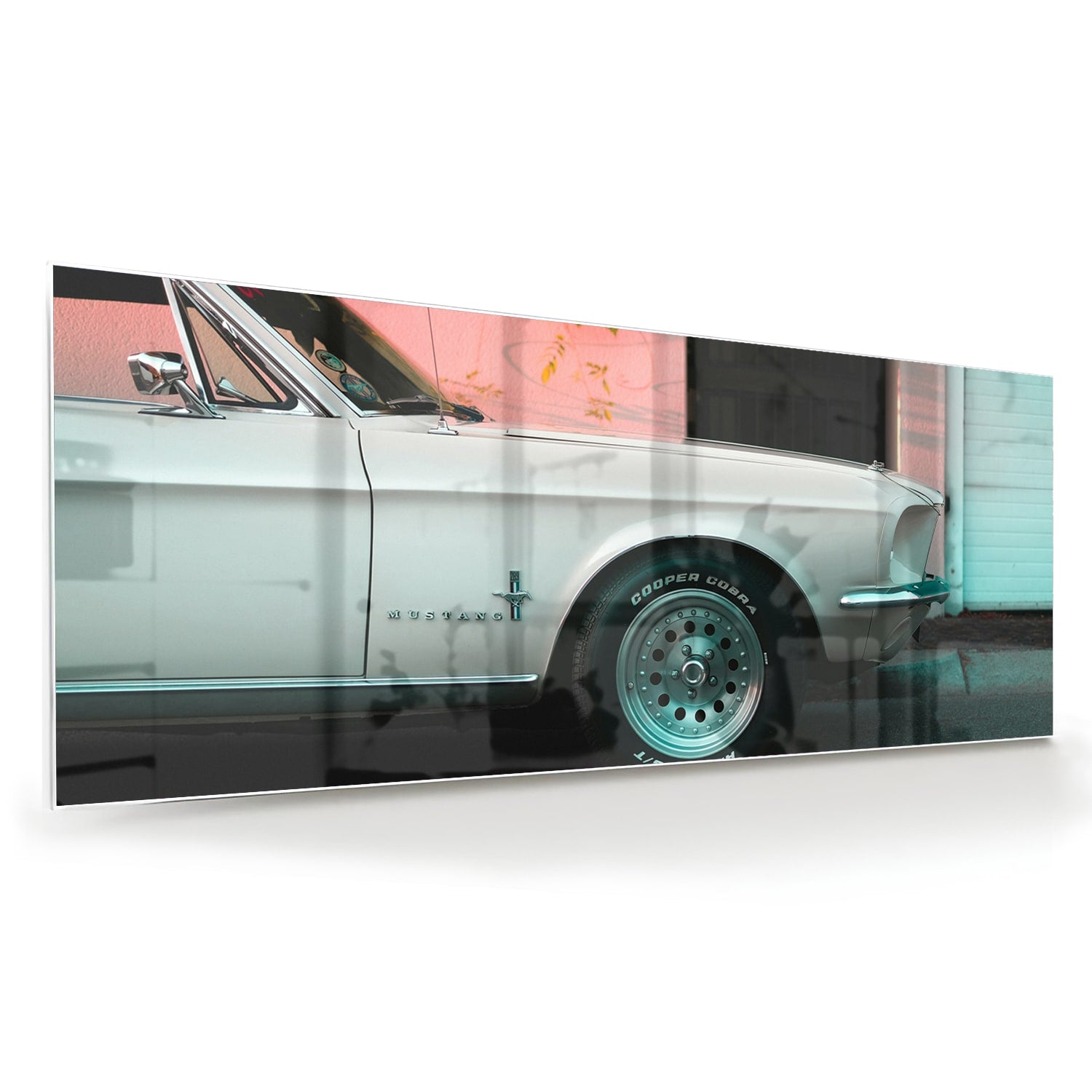 Glazen schilderij van een vintage auto in een sfeervol interieur