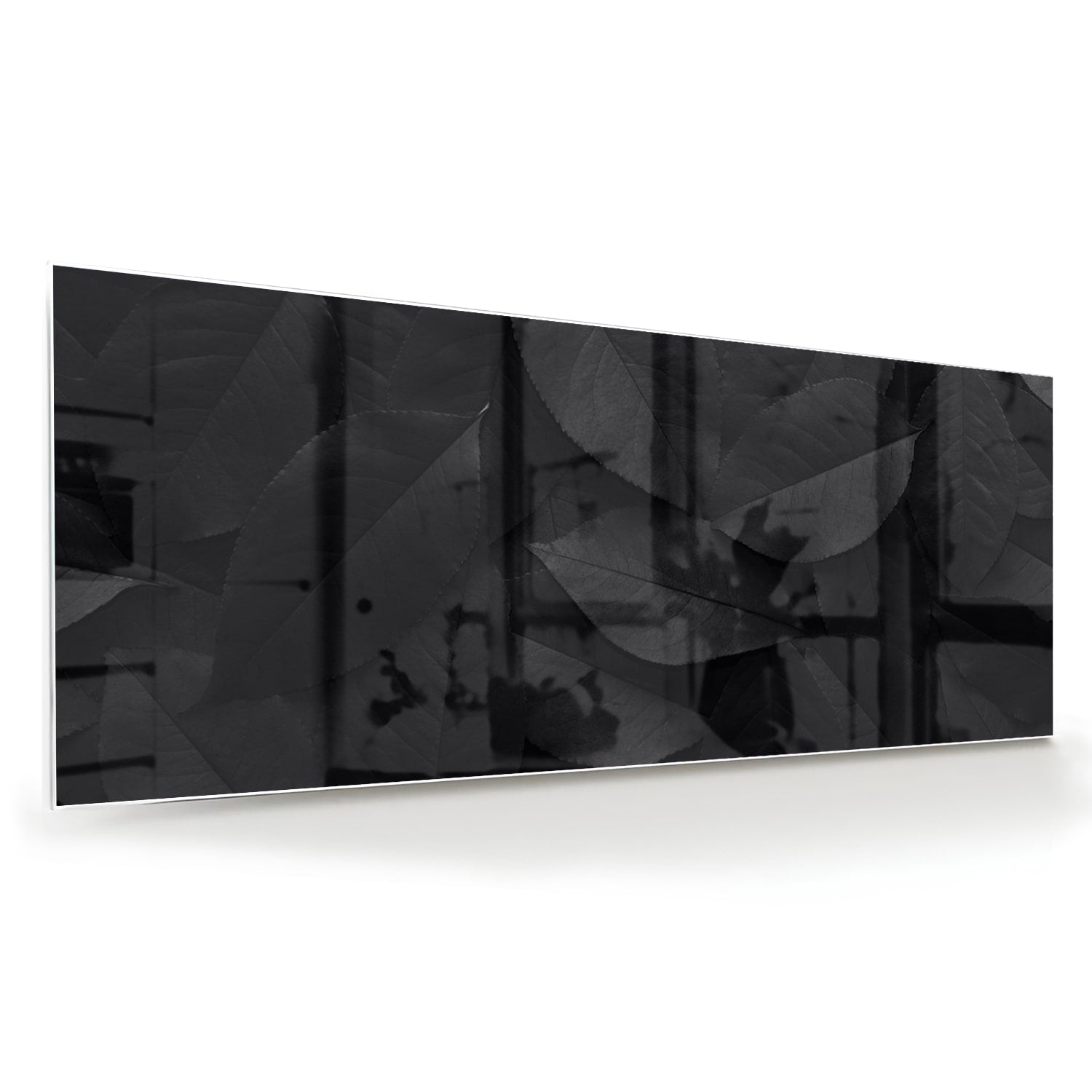 Glazen schilderij met bladeren in zwart en grijs, stijlvol in een moderne woonkamer.