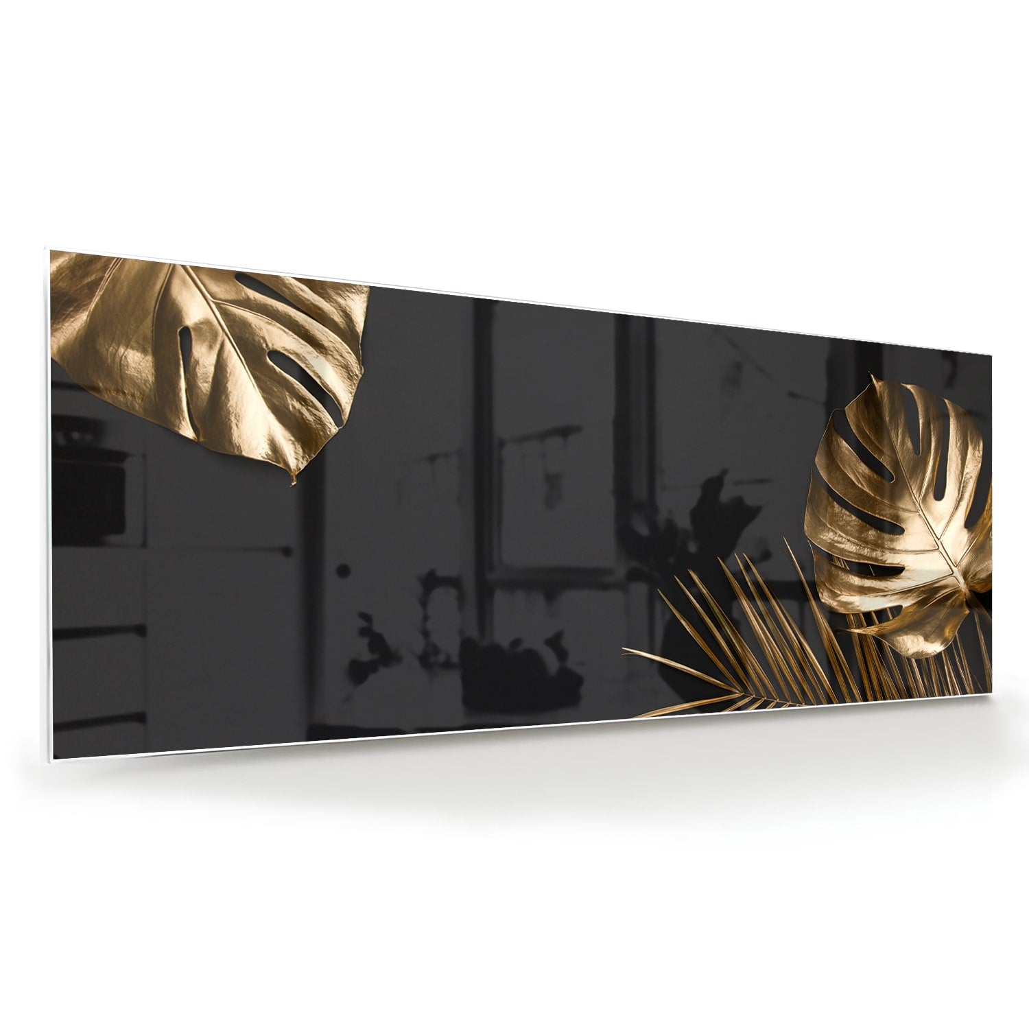 Glazen schilderij met gouden bladeren op een zwarte achtergrond in een woonkamer