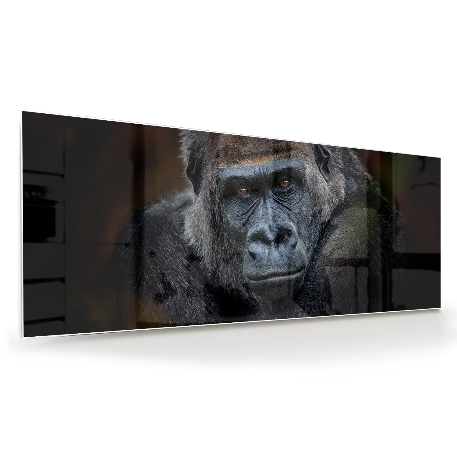 Glazen schilderij van een gorilla in een moderne woonkamer.