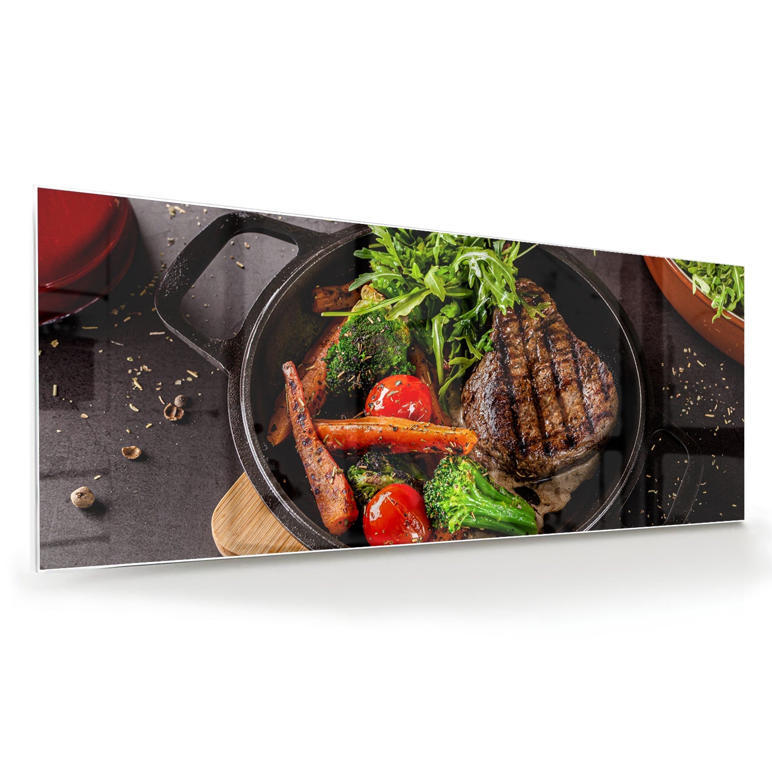Glazen schilderij met een gegrilde steak en verse groenten in een pan
