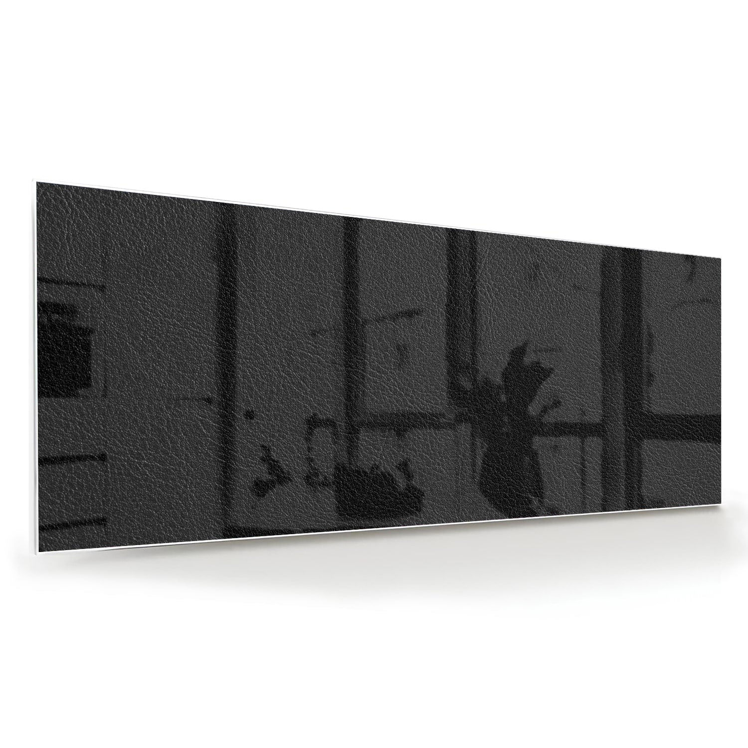Minimalistisch zwart glazen schilderij aan de muur in een lichte woonkamer.
