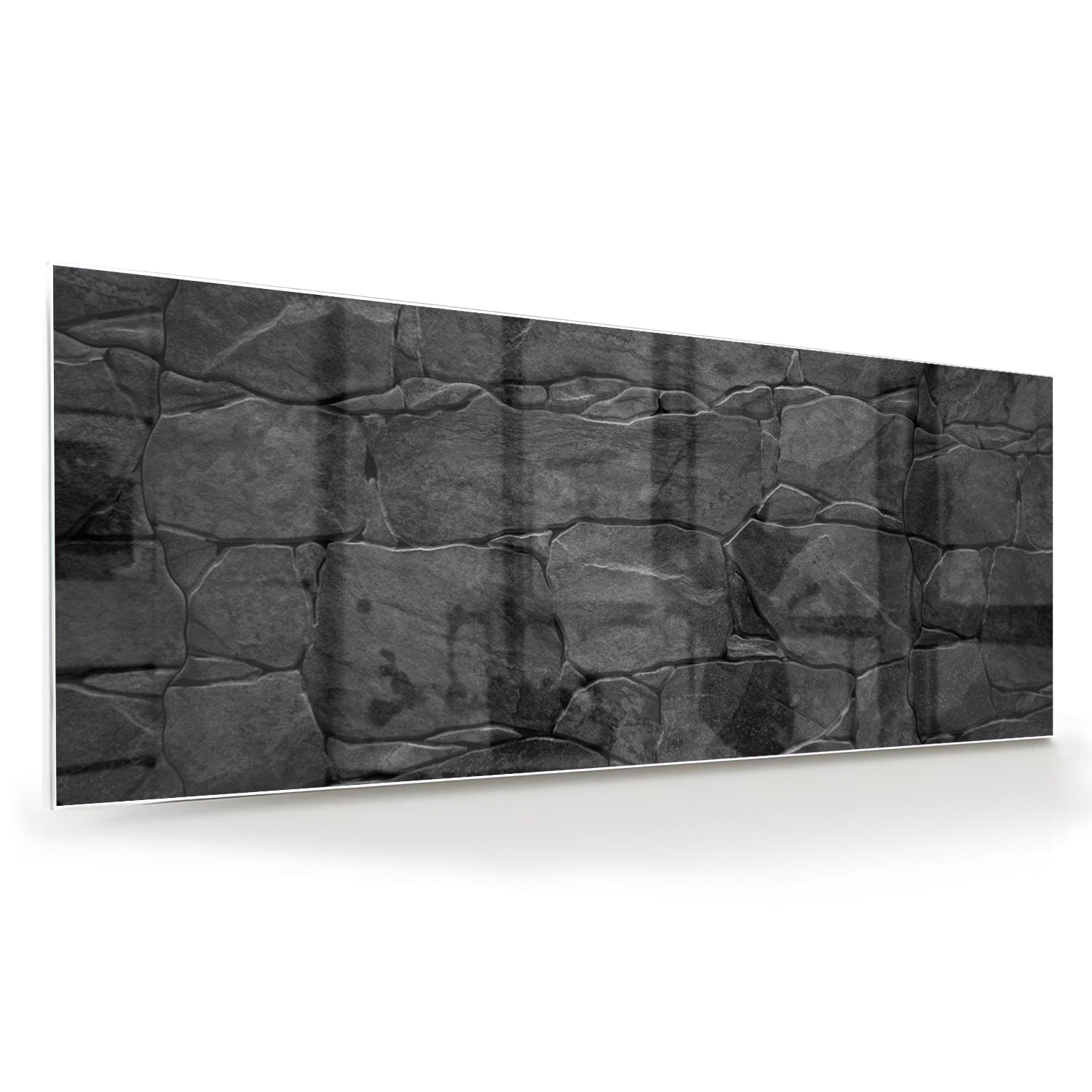 Moderne glazen schilderij in zwart en grijs hangt aan de muur.