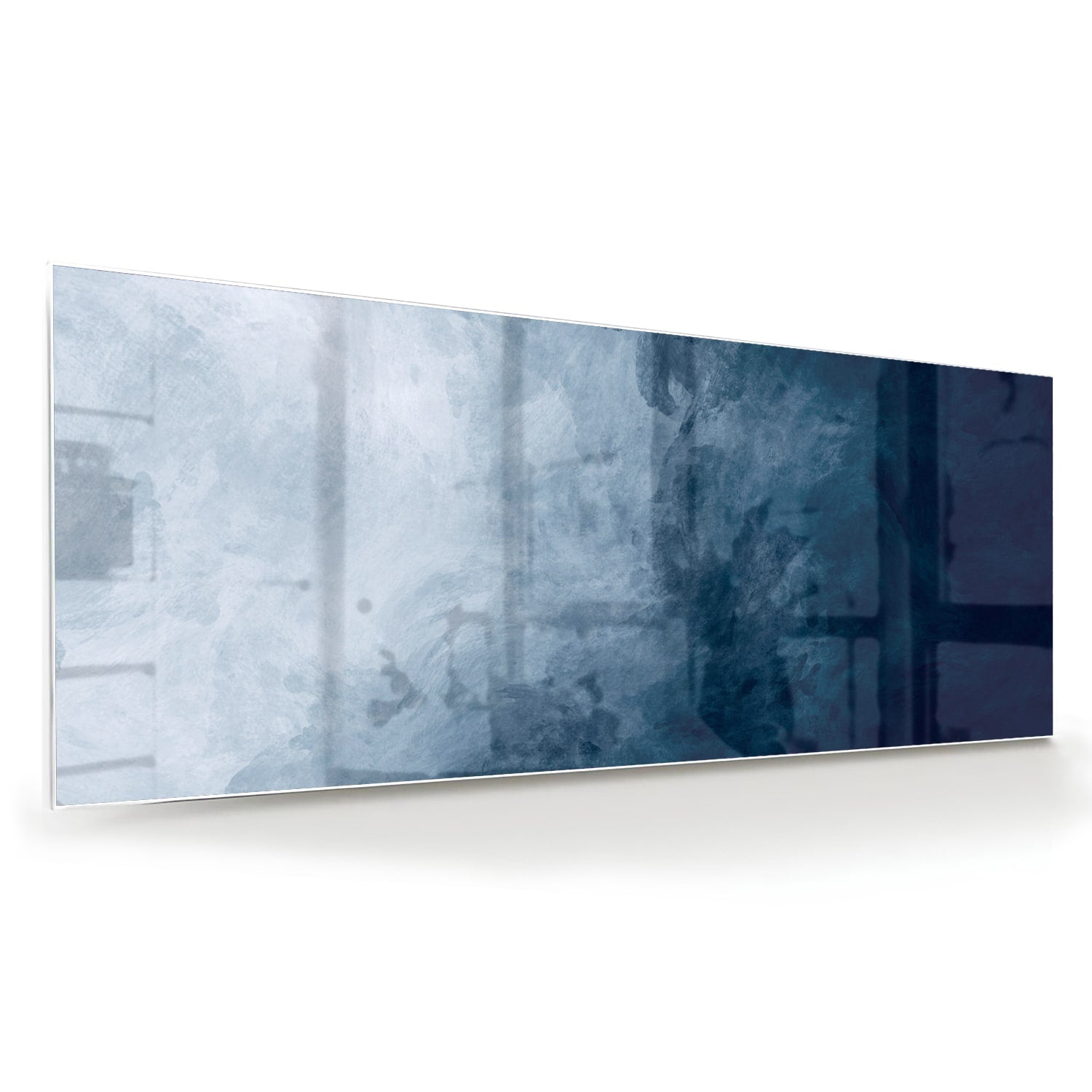 Abstract blauw glas schilderij aan de muur bij een houten meubel.