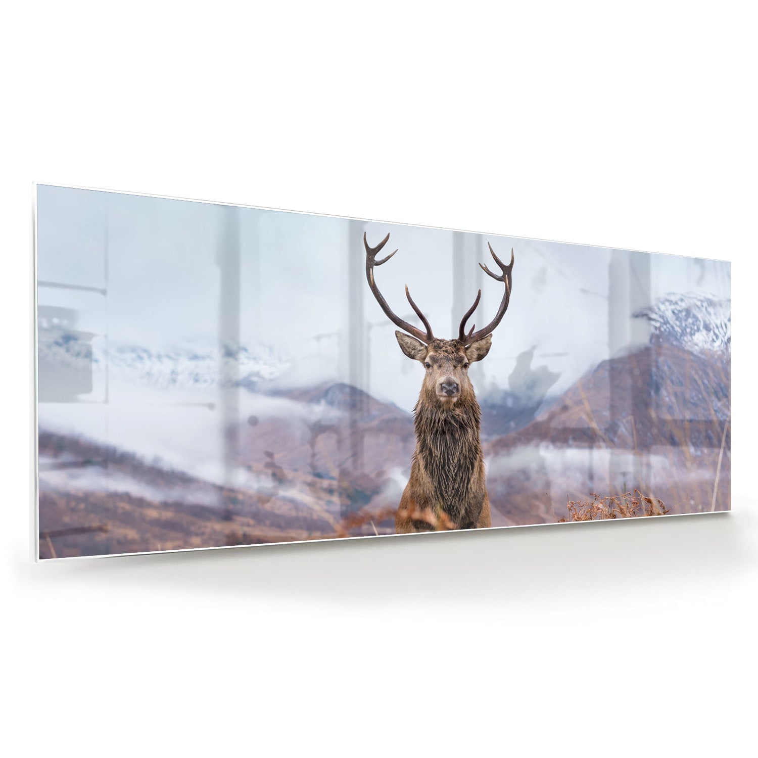 Glazen schilderij van een hert in een berglandschap met natuurlijke kleuren.