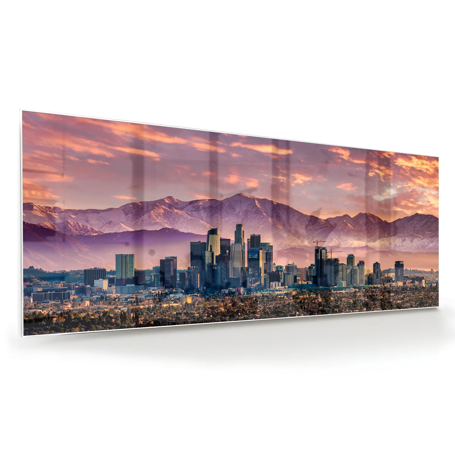 Glazen schilderij van een stadspanorama bij zonsondergang met bergen op de achtergrond.