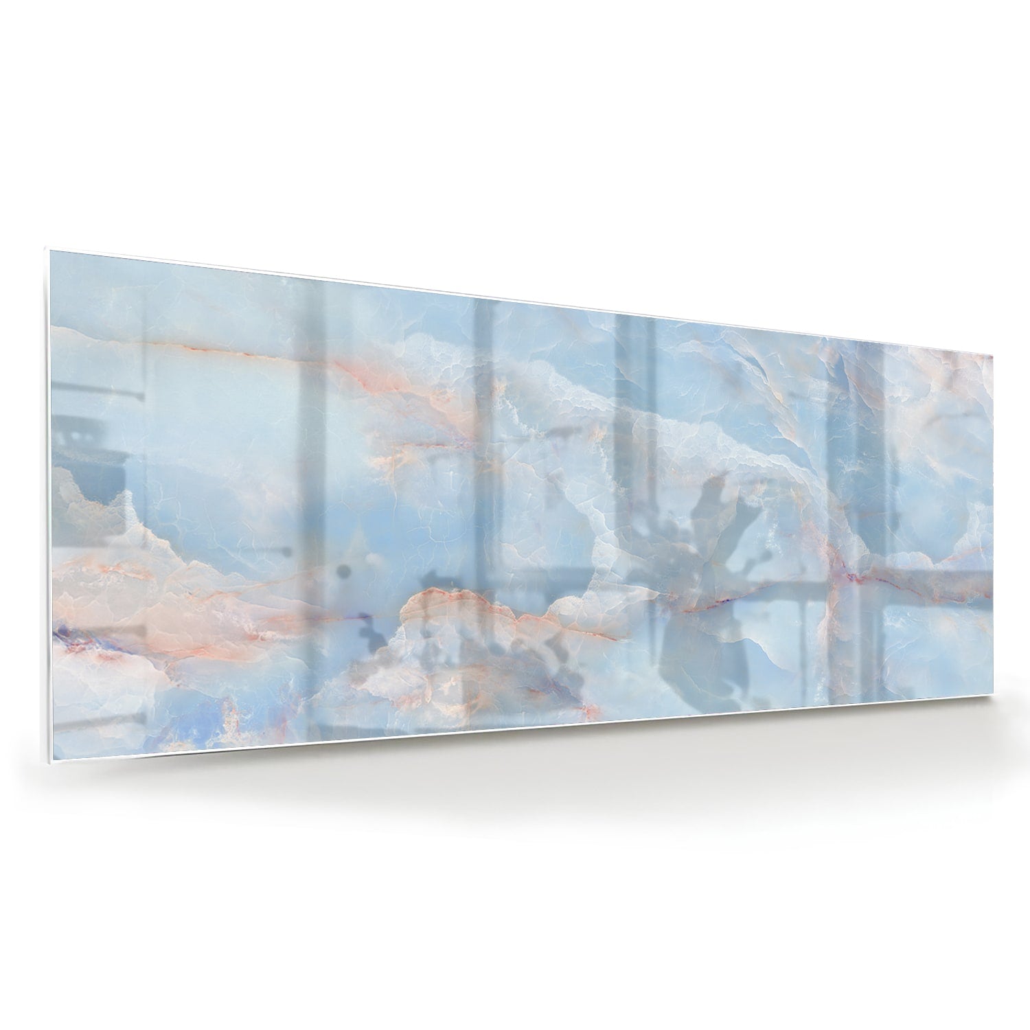 Abstract glazen schilderij in blauw en aardetinten aan de muur.