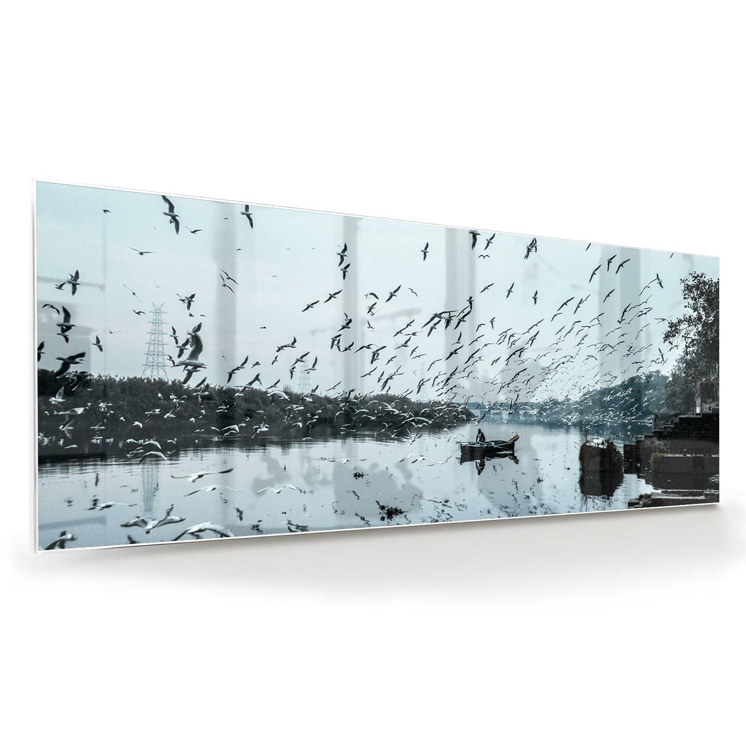 Glazen schilderij van vogels boven kalm water met reflecties.