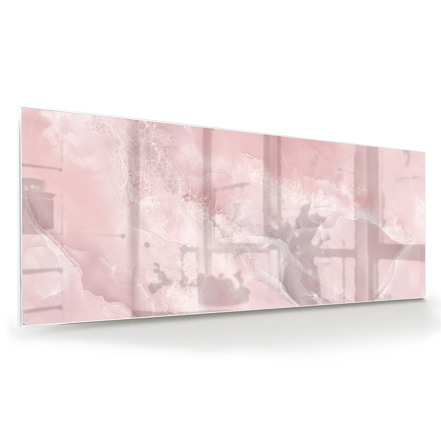 Elegant glazen schilderij in zachte roze tinten boven een houten kast.