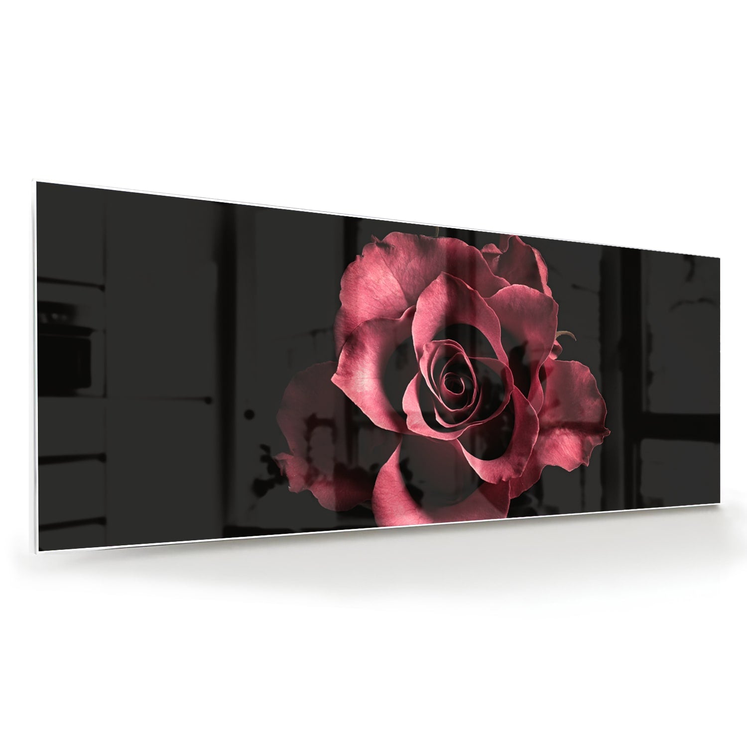 Een elegant glazen schilderij van een roze roos op zwarte achtergrond.