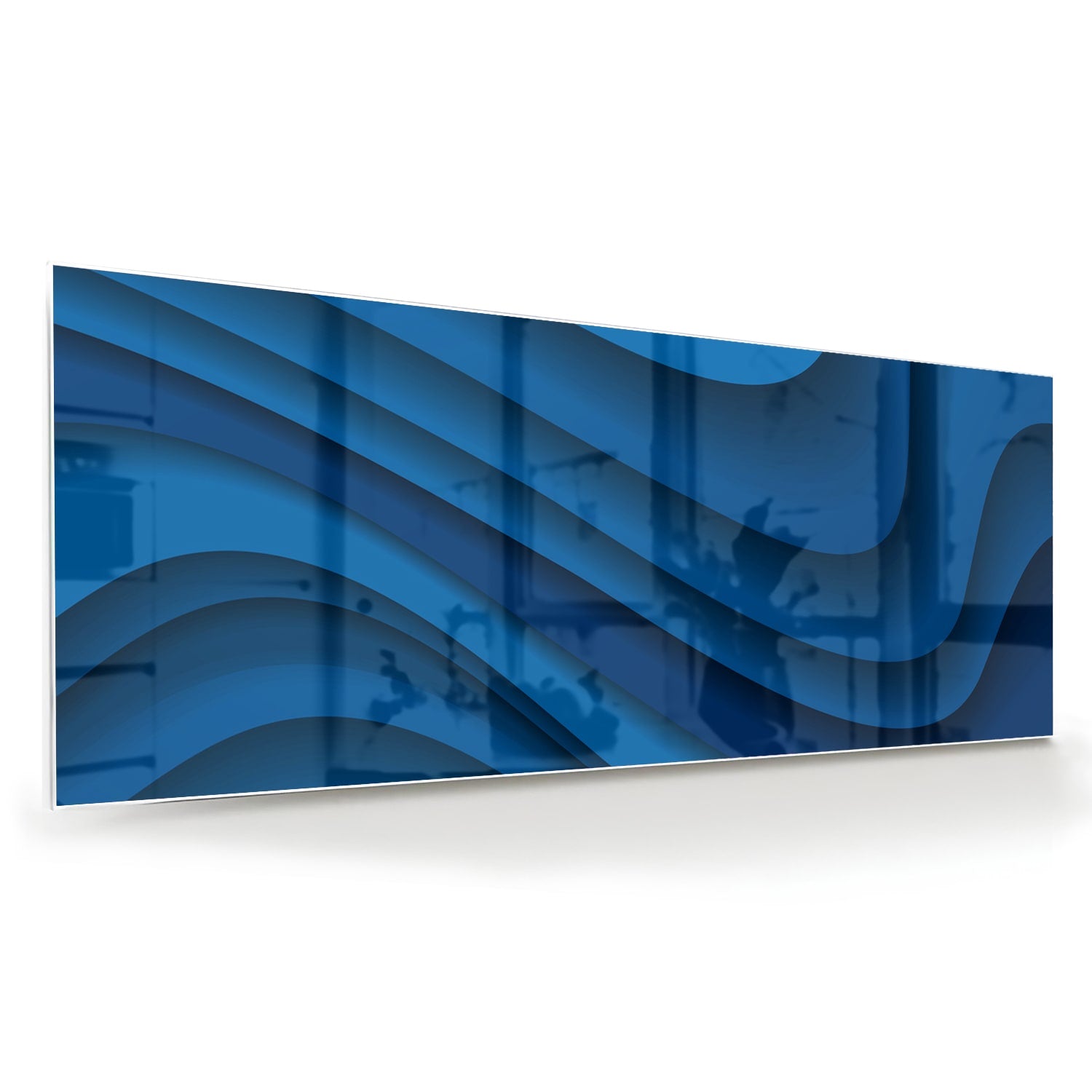 Modern glazen schilderij in abstracte blauwtinten op een muur.