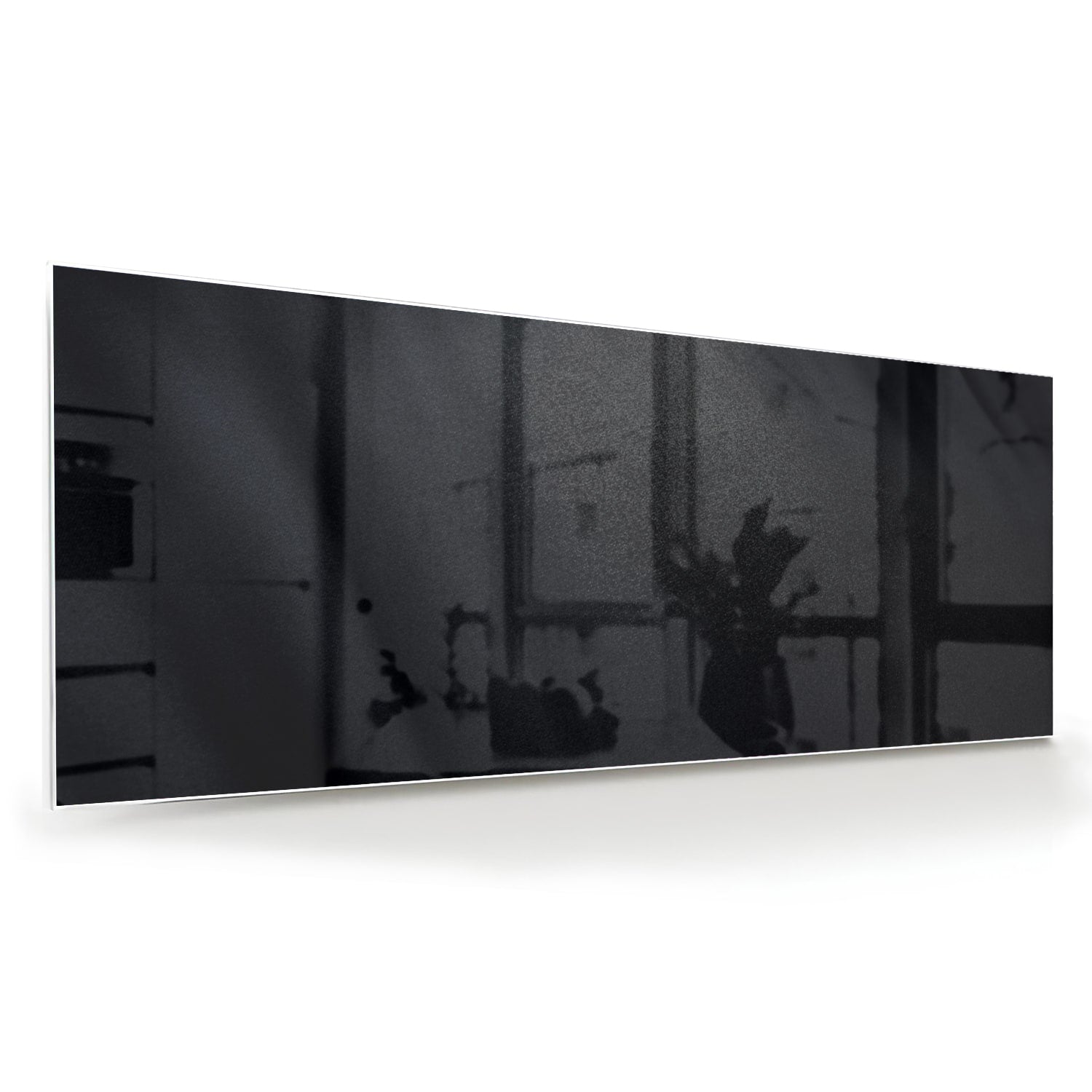Abstract zwart glazen schilderij aan de muur boven een houten kast