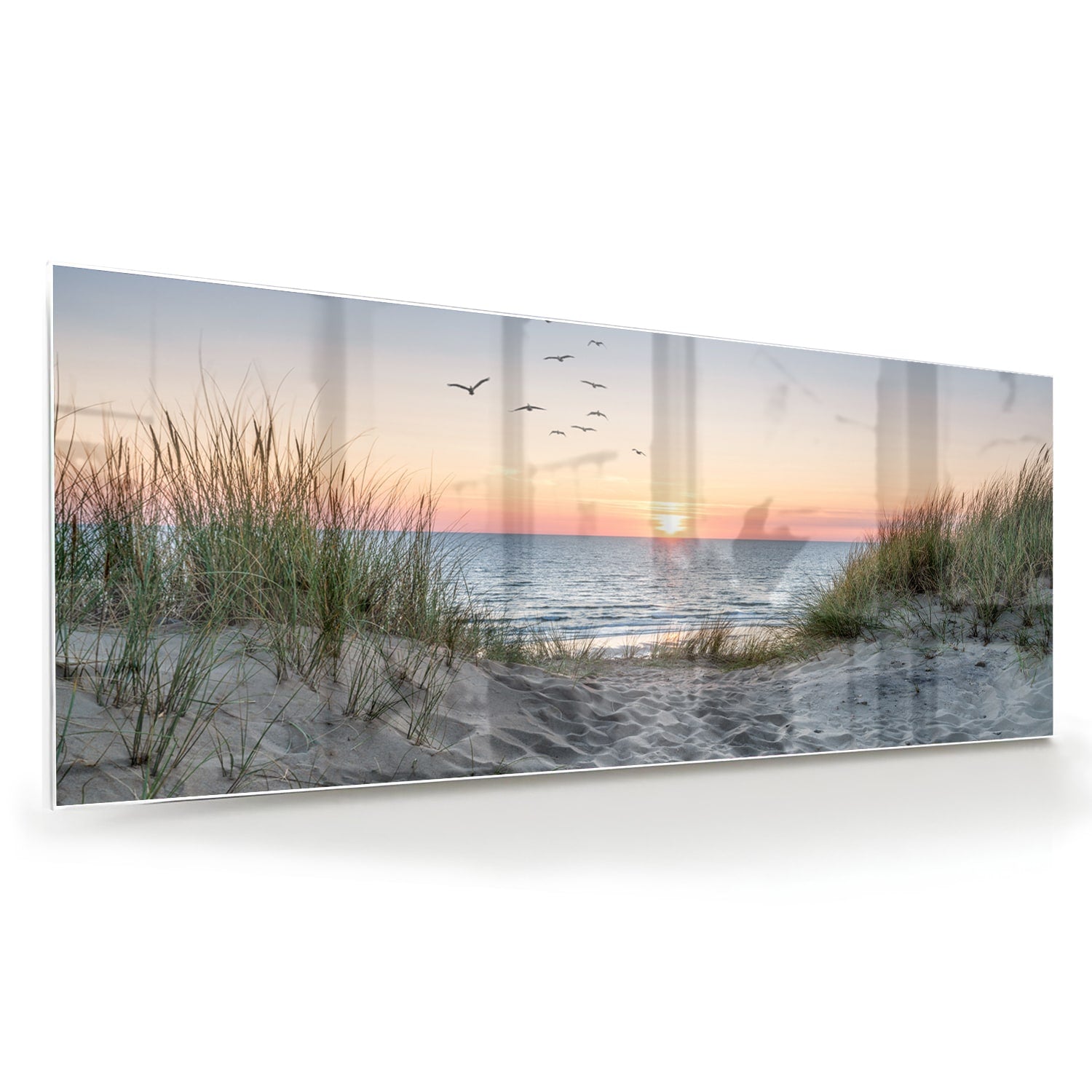 Glazen schilderij van een serene zonsondergang boven de zee met gras en vogels