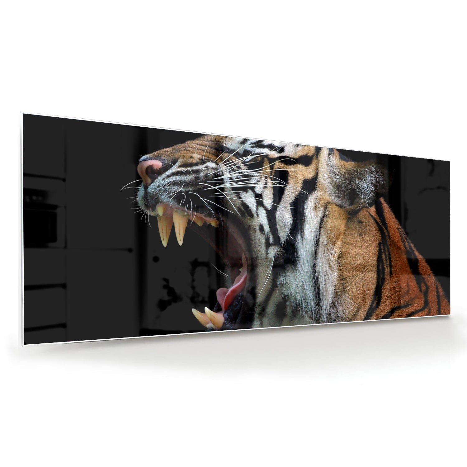 Glazen schilderij van een brullende tijger aan de muur in een stijlvolle kamer.