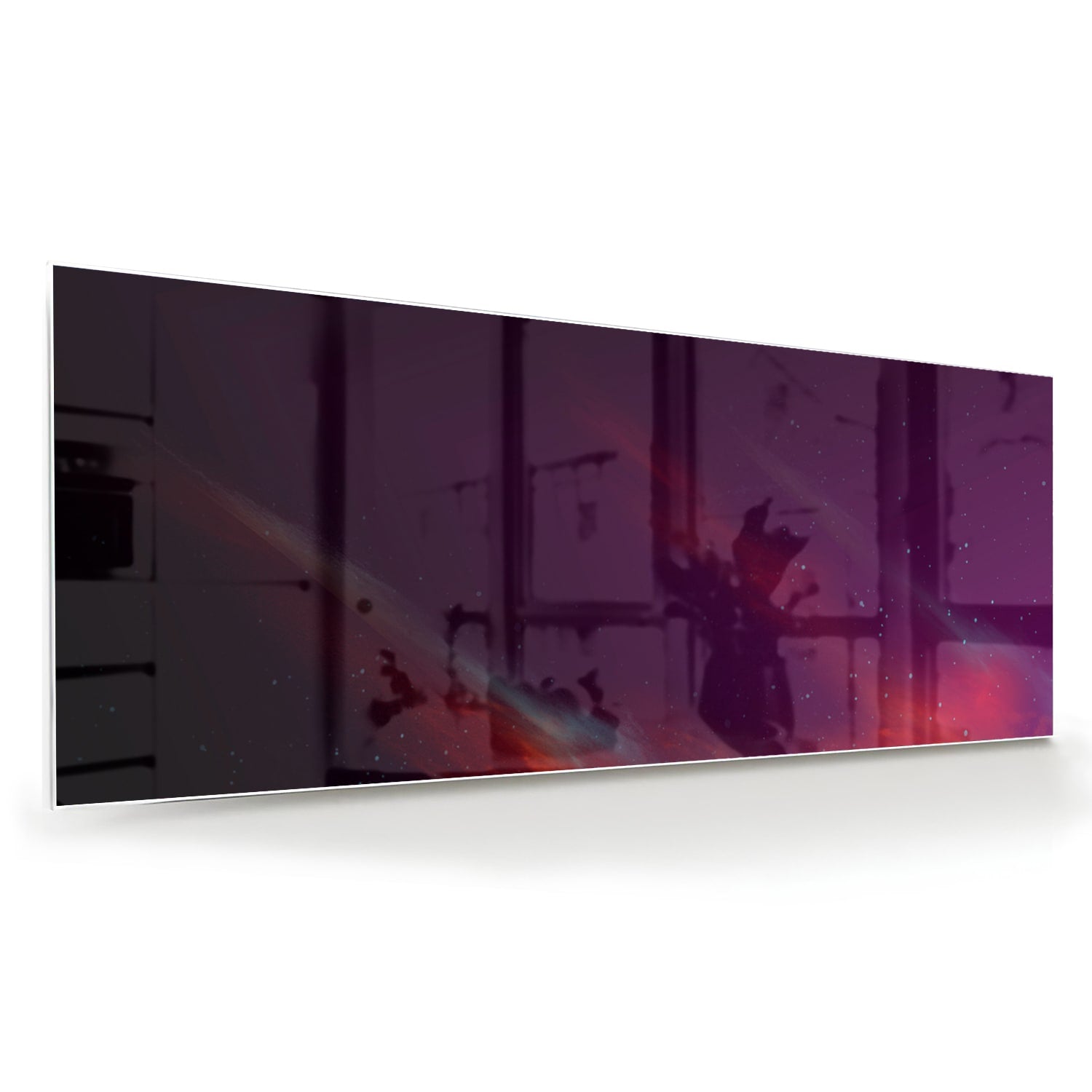 Een kleurrijk glazen schilderij met abstracte vormen in een moderne woonkamer.