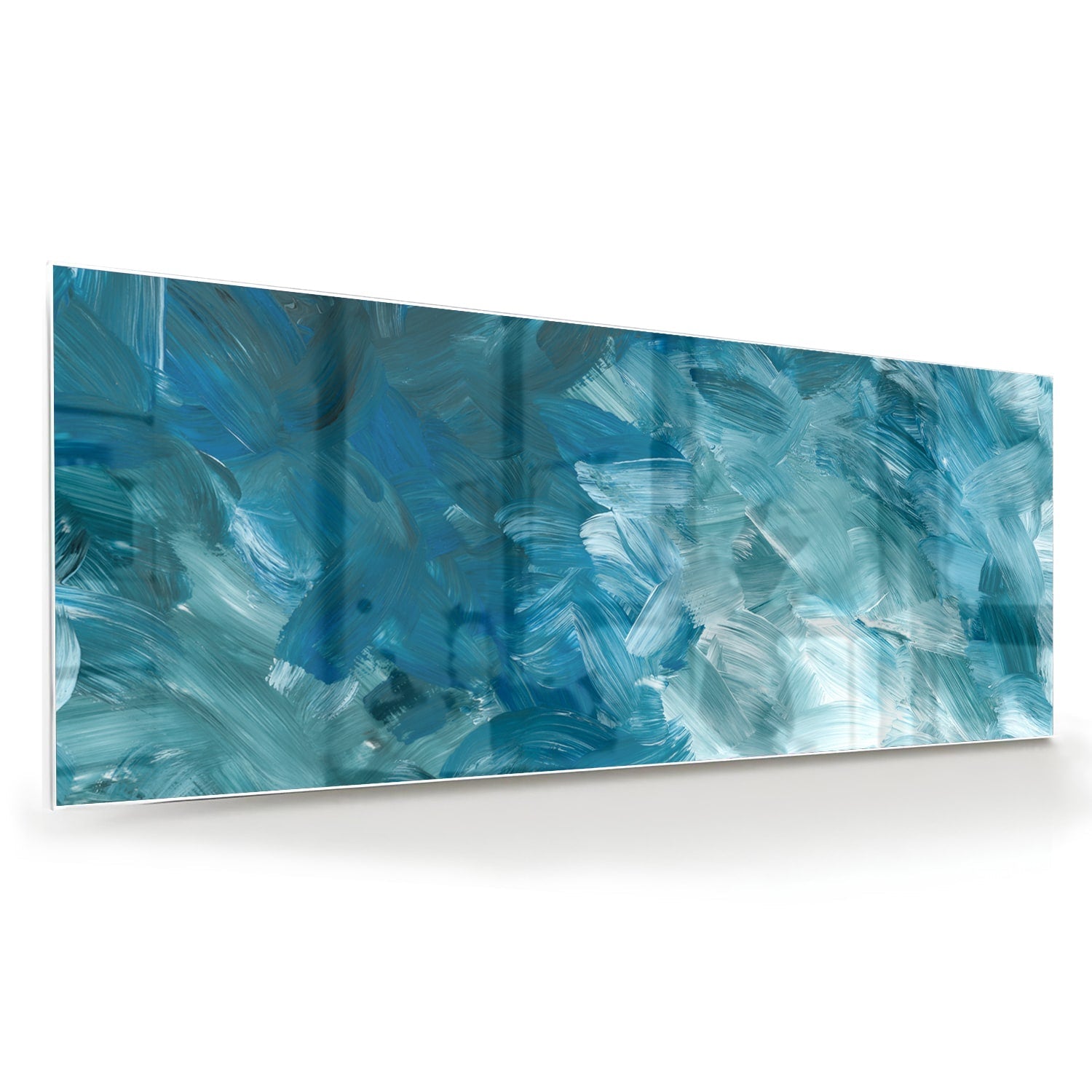 Abstract glazen schilderij met verschillende tinten blauw aan de muur.