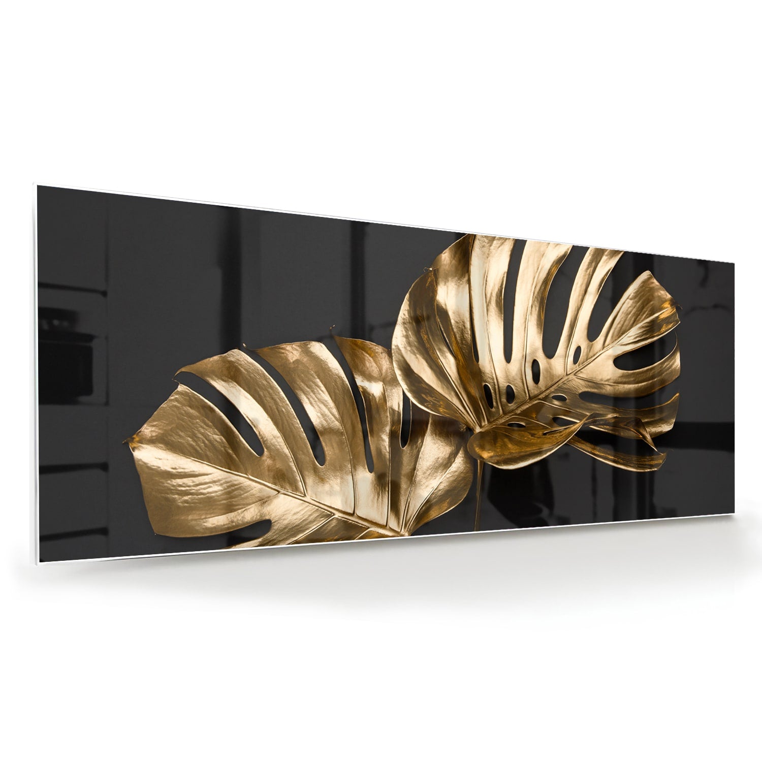 Gouden glazen schilderij met monstera bladeren aan de muur