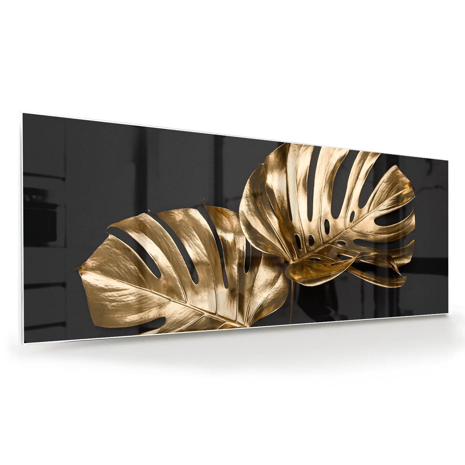 Gouden glazen schilderij met monstera bladeren aan de muur