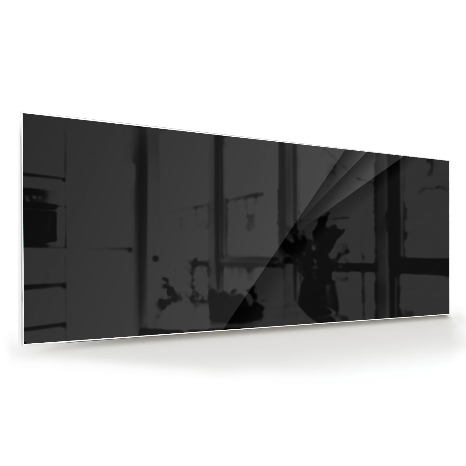 Zwart glazen schilderij aan een lichte muur in een modern interieur.