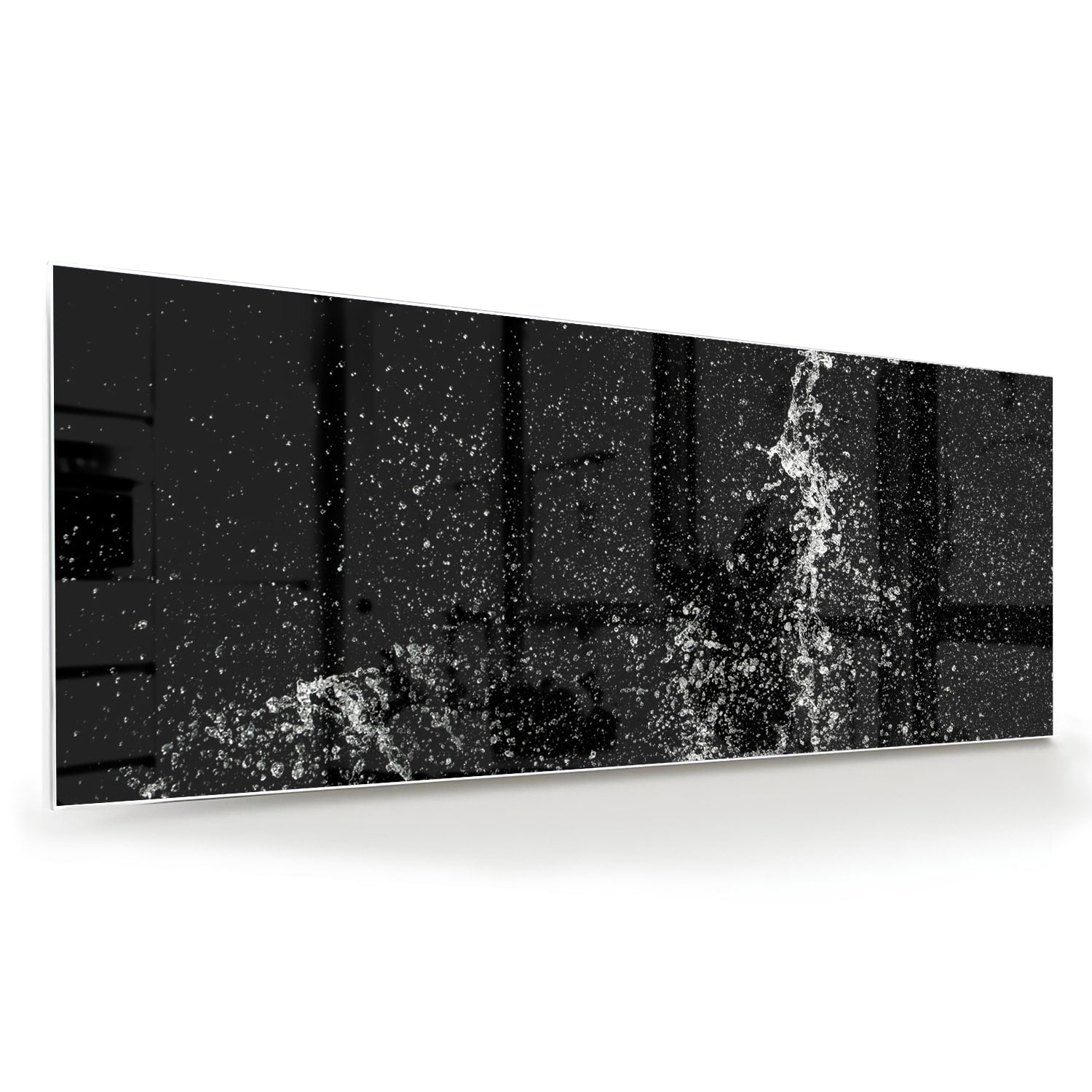 Zwart-wit glazen schilderij met een dynamisch spatwatereffect aan de muur.