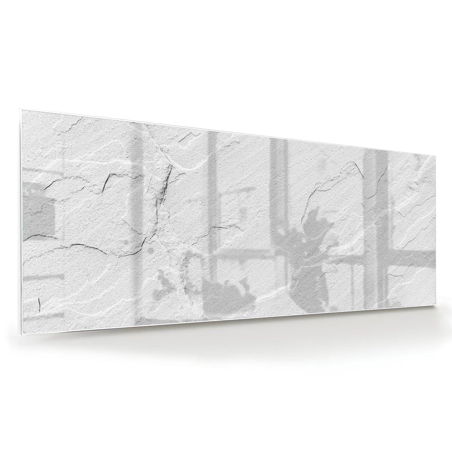 Minimalistisch glazen schilderij in grijstinten aan de muur boven een houten meubel.