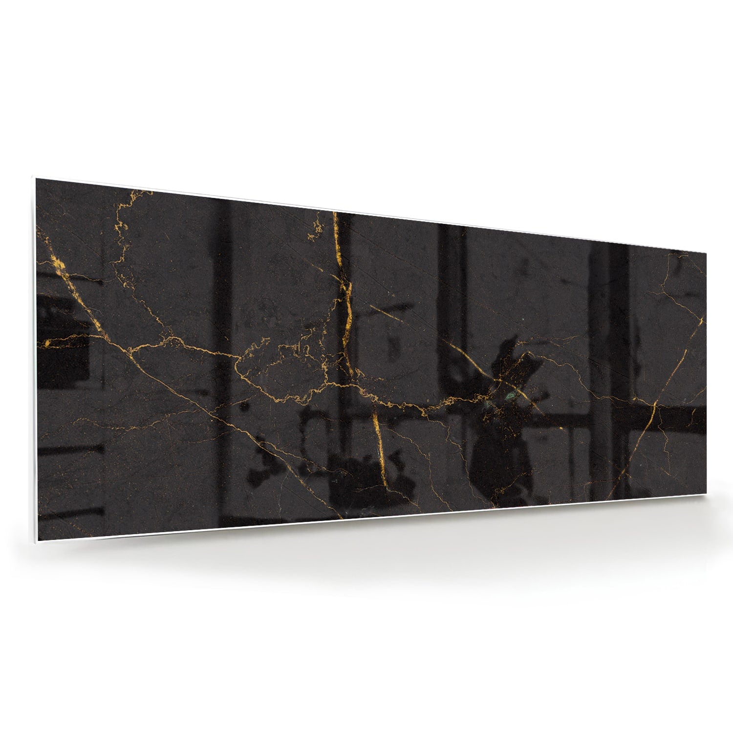 Zwart glazen schilderij met gouden lijnen aan de muur in een moderne woonkamer.
