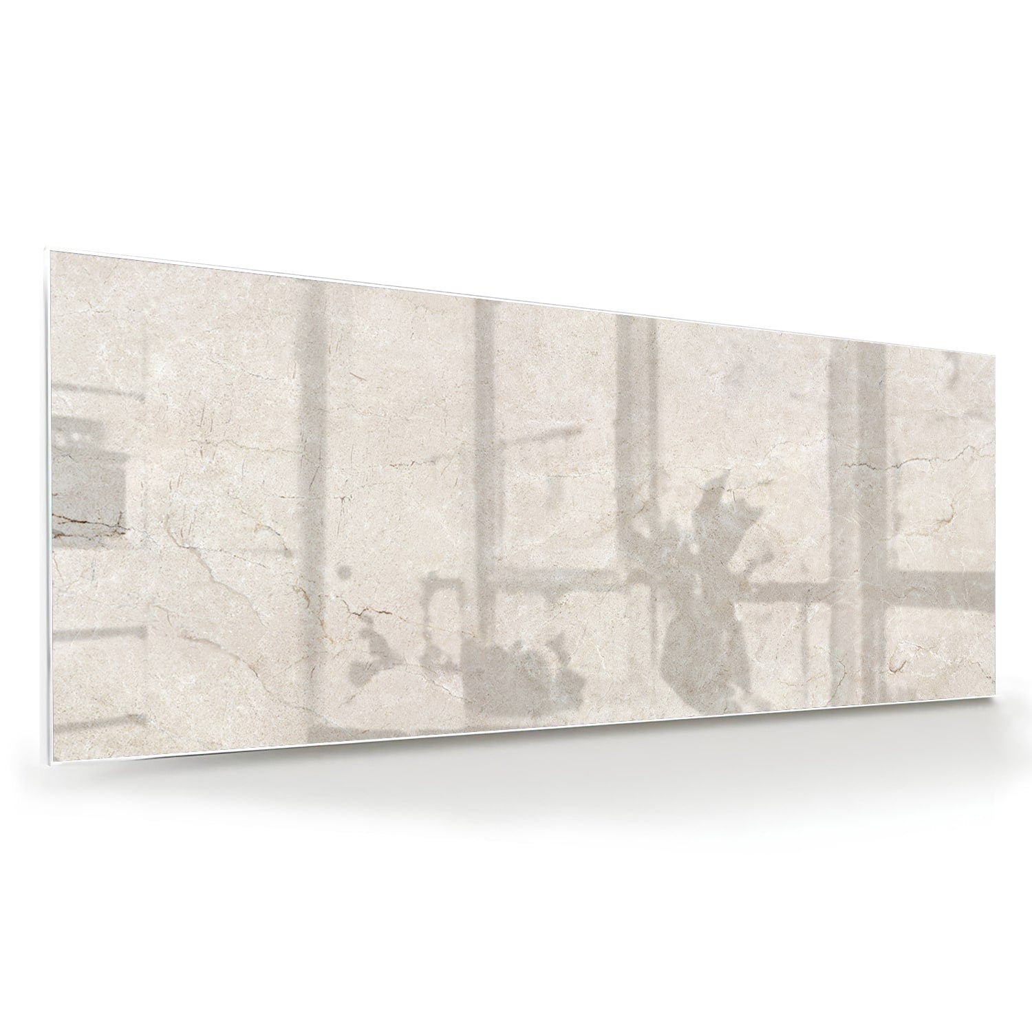 Elegant glazen schilderij met schaduwdetails aan een muur in een moderne woonkamer.