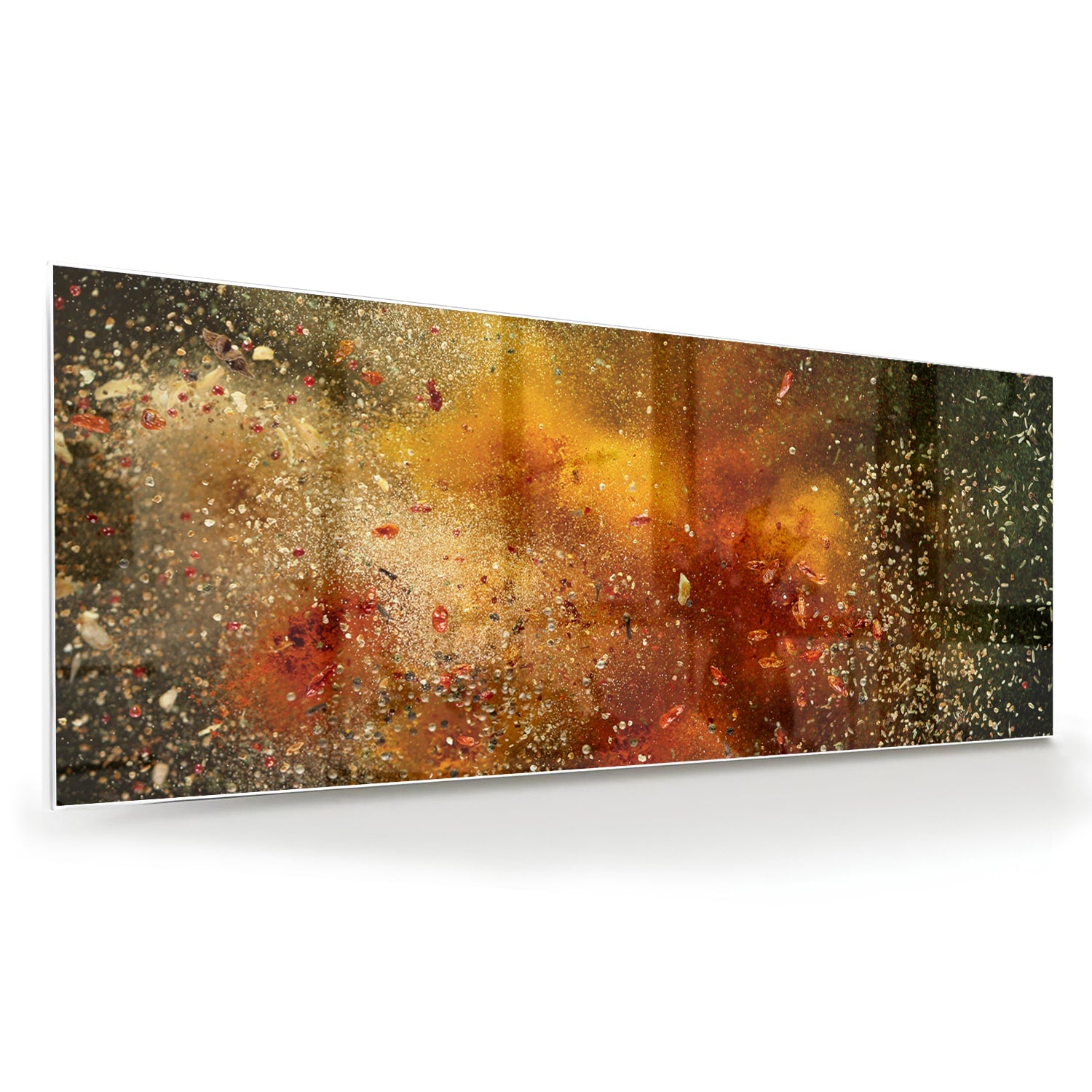 Abstract glazen schilderij met glinsterende warme kleuren in een moderne woonkamer.