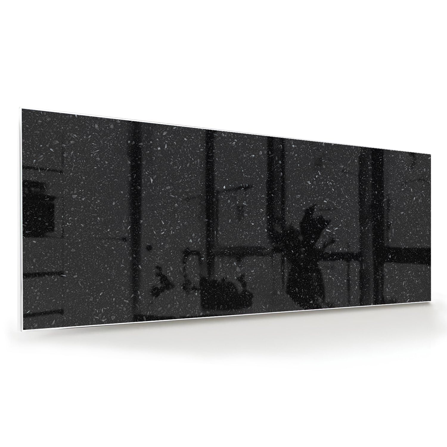 Glanzend zwart glazen schilderij aan een lichte muur naast een houten kast.
