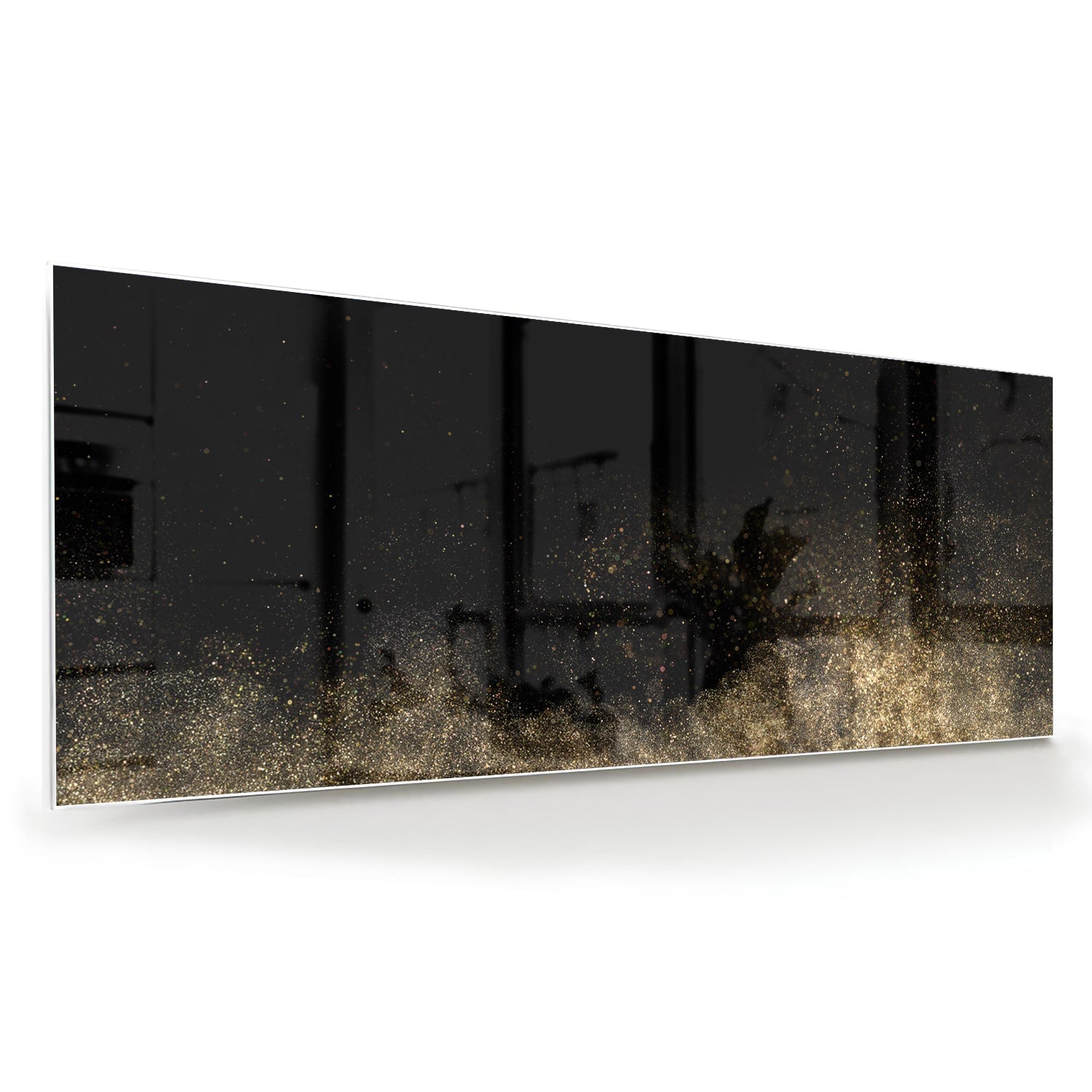 Glazen schilderij met zwarte achtergrond en gouden accenten aan de muur