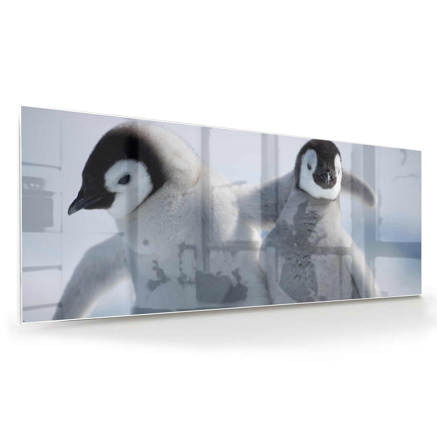 Glazen schilderij van twee pinguns in een winterlandschap.