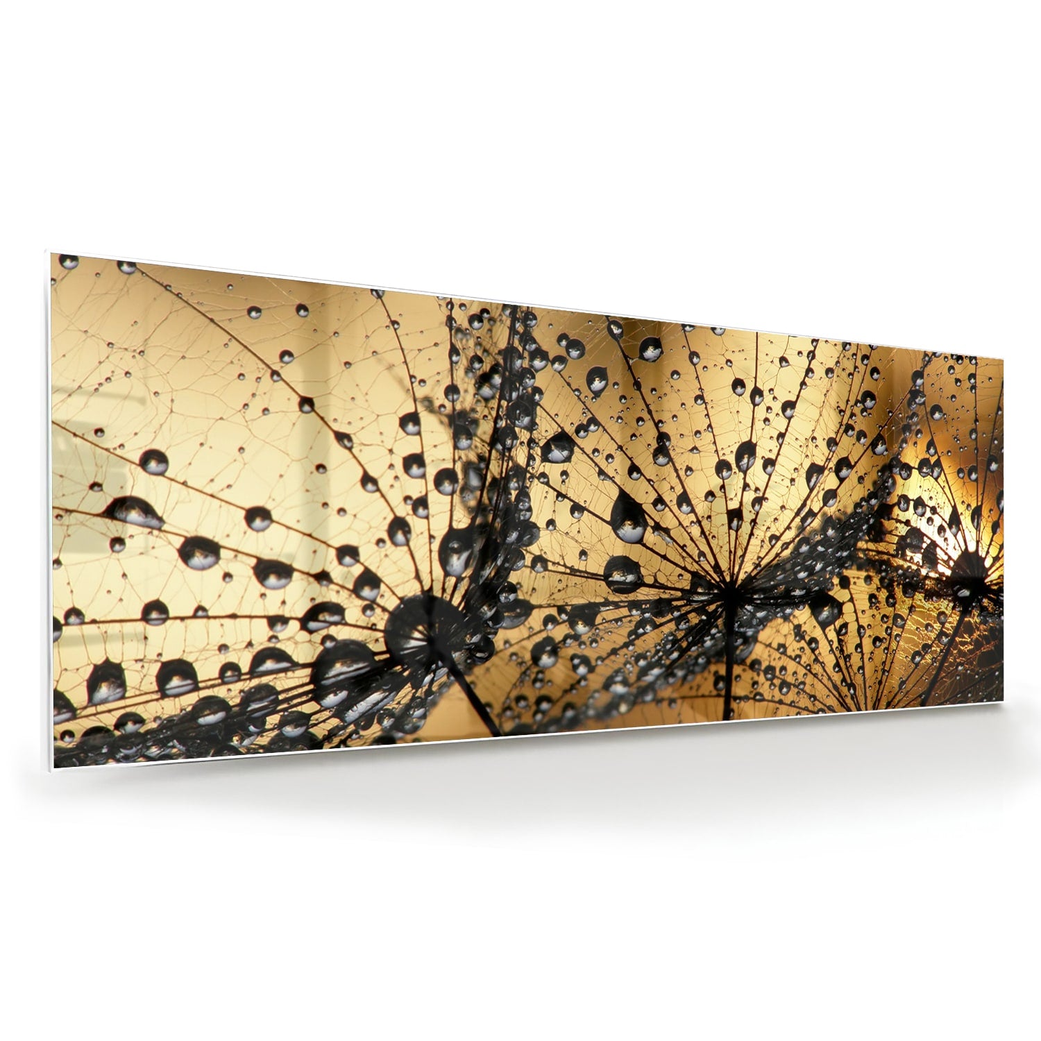 Glazen schilderij met gouden waterdruppels op een lichte muur.