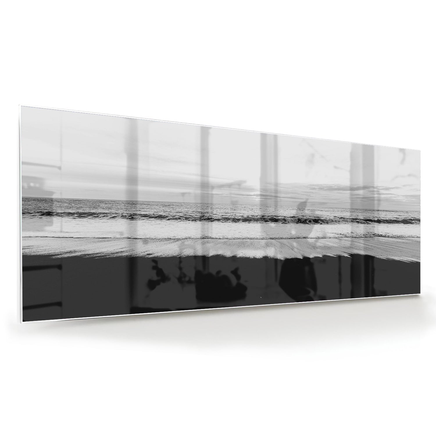 Minimalistisch zwart-wit glazen schilderij aan de muur in een modern interieur.
